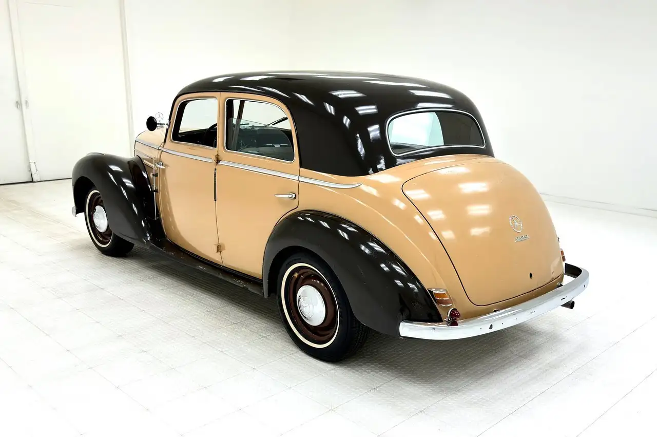 Mercedes-Benz 220 Sedan, foto 3