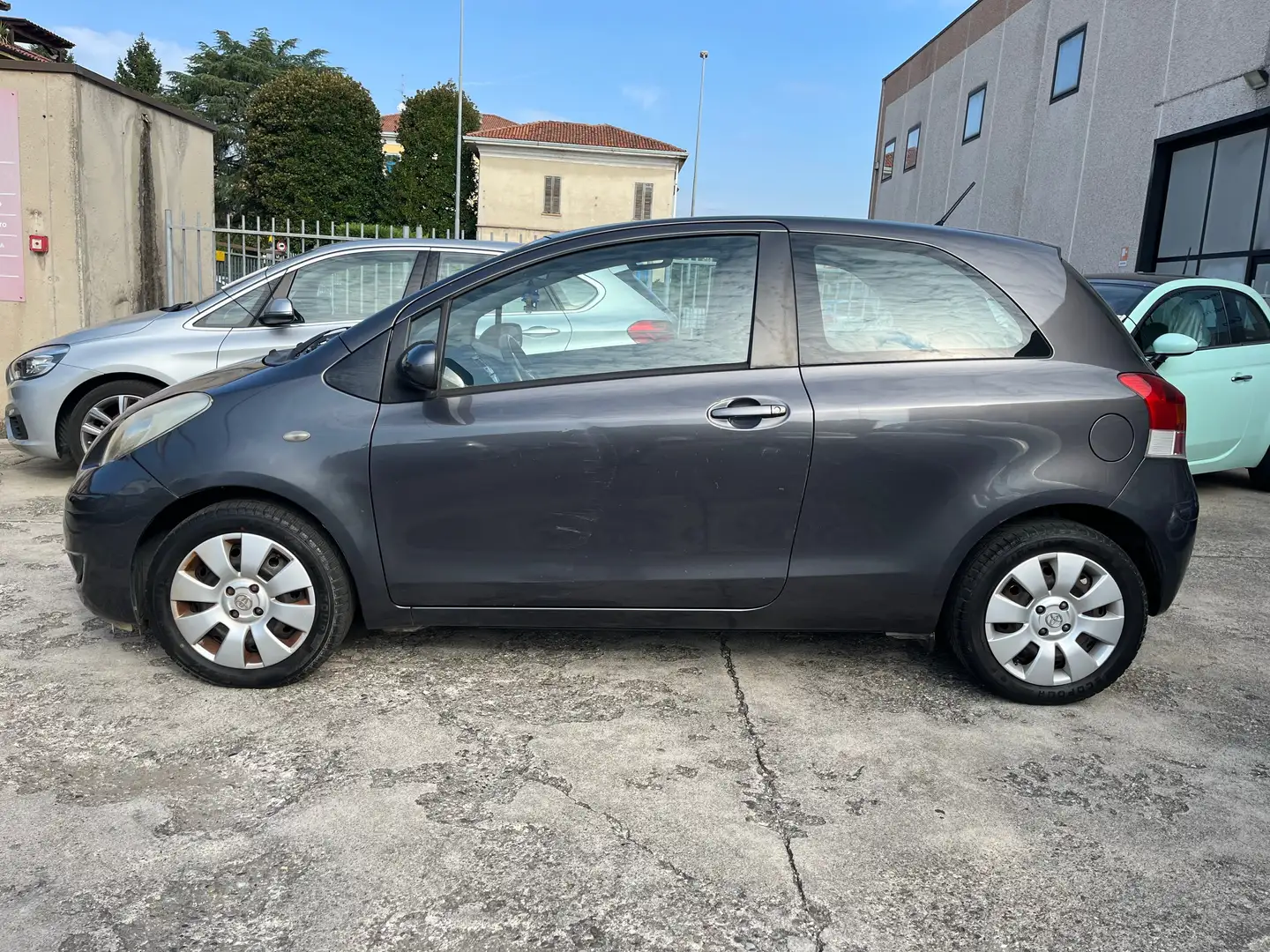 Toyota Yaris 3p 1.3 dual Sol - EURO 4 - TAGLIANDI CERTIFICATI Grigio - 2