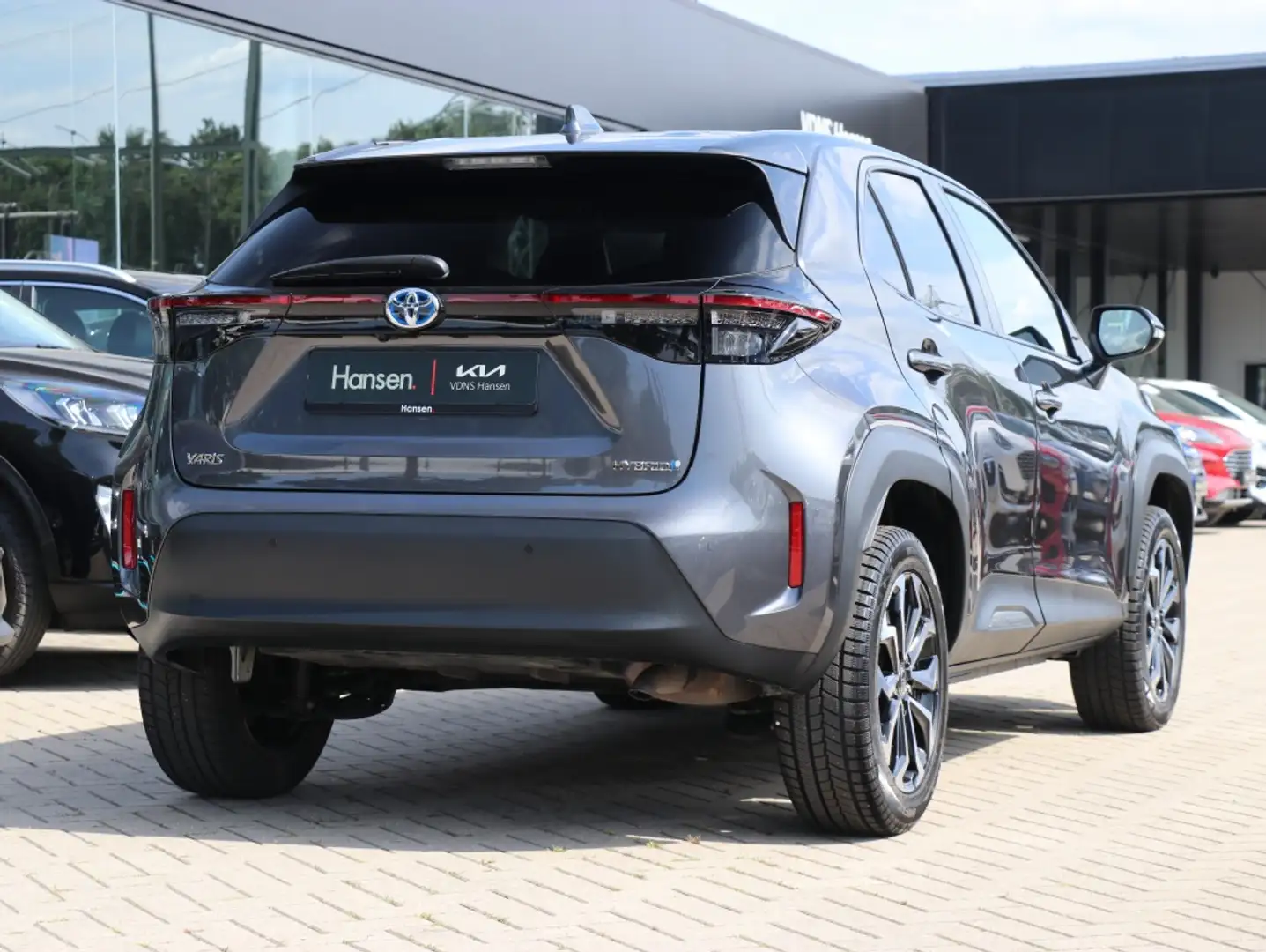 Toyota Yaris Cross 1.5 Hybrid 115 Dynamic I Apple/Android Navi I LED Grijs - 2