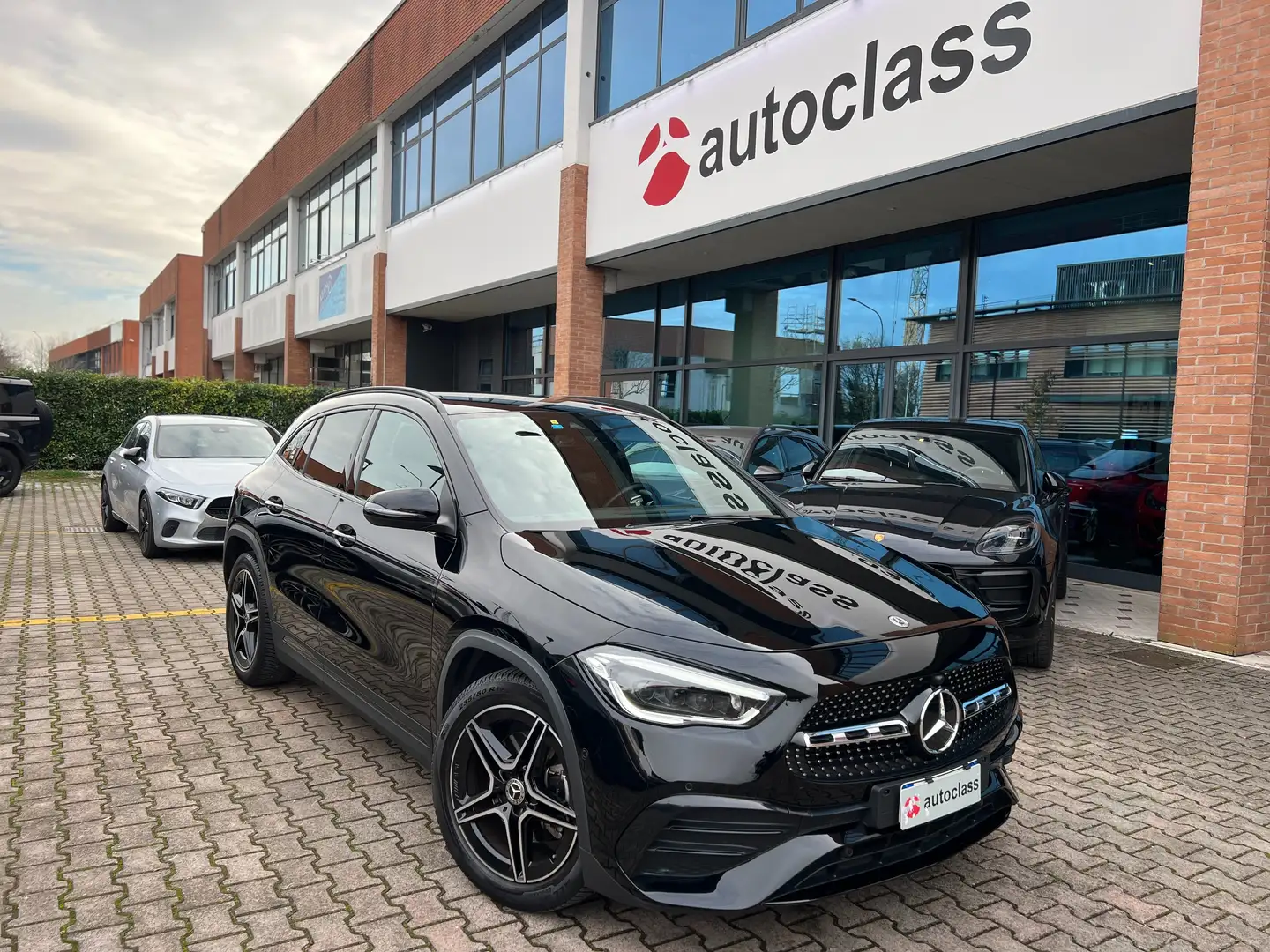 Mercedes-Benz GLA 180 GLA d Premium auto Night Nero - 1