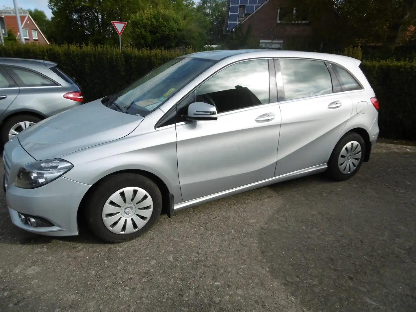 Mercedes-Benz B 180 (BlueEFFICIENCY) 7G-DCT Silber - 2