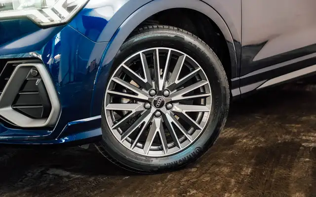 Audi Q3 view 7