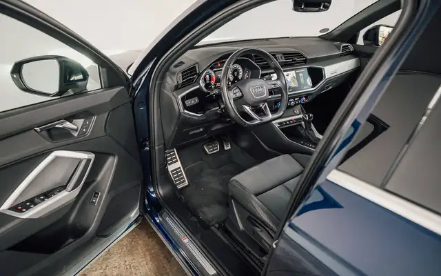 Audi Q3 view 15