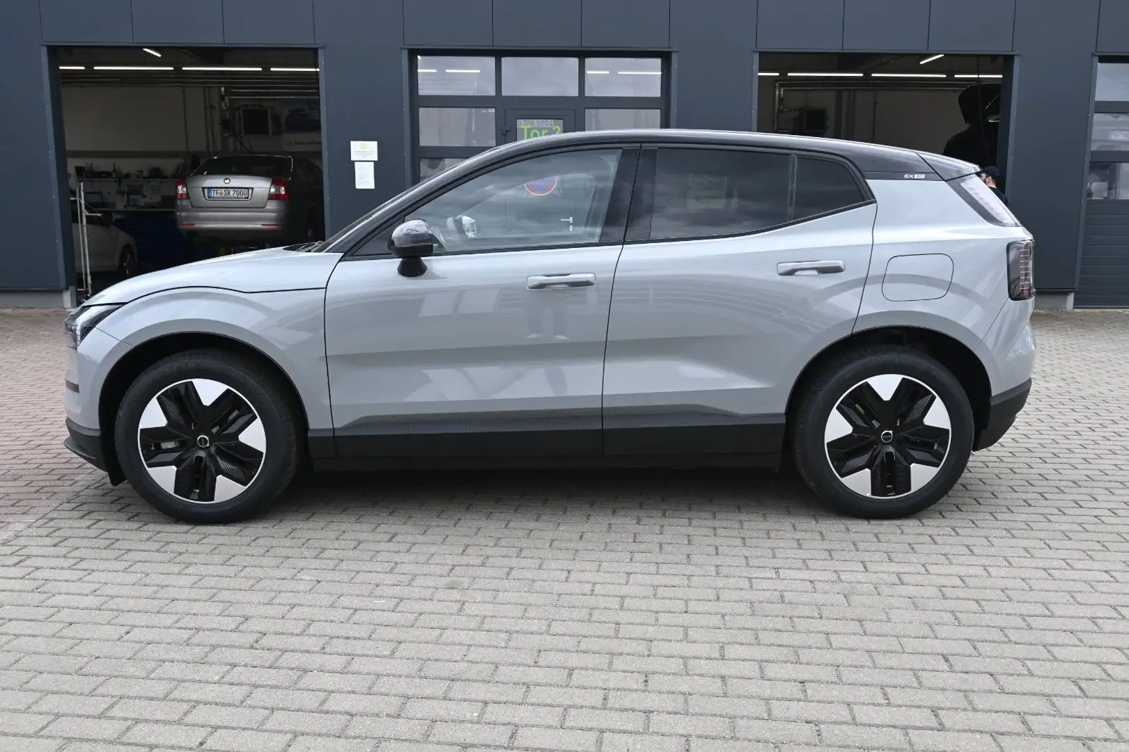 Volvo EX30 Single Plus*Winter Paket*Scheibentönung*AHK Grijs - 2