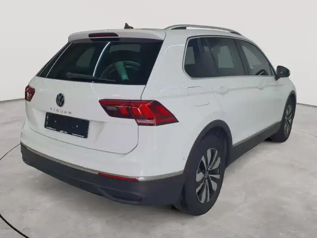 Volkswagen Tiguan view 4
