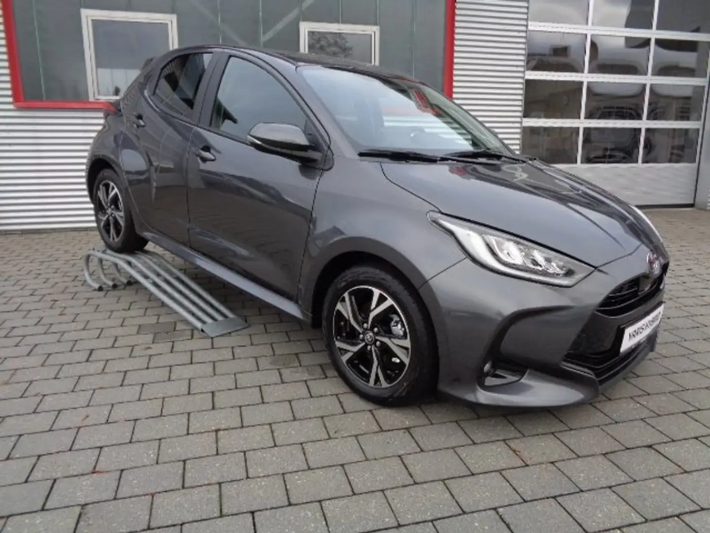 Toyota Yaris Yaris Hybrid 5-Türer 116 1.5 VVT-i Teamplayer Gris - 1