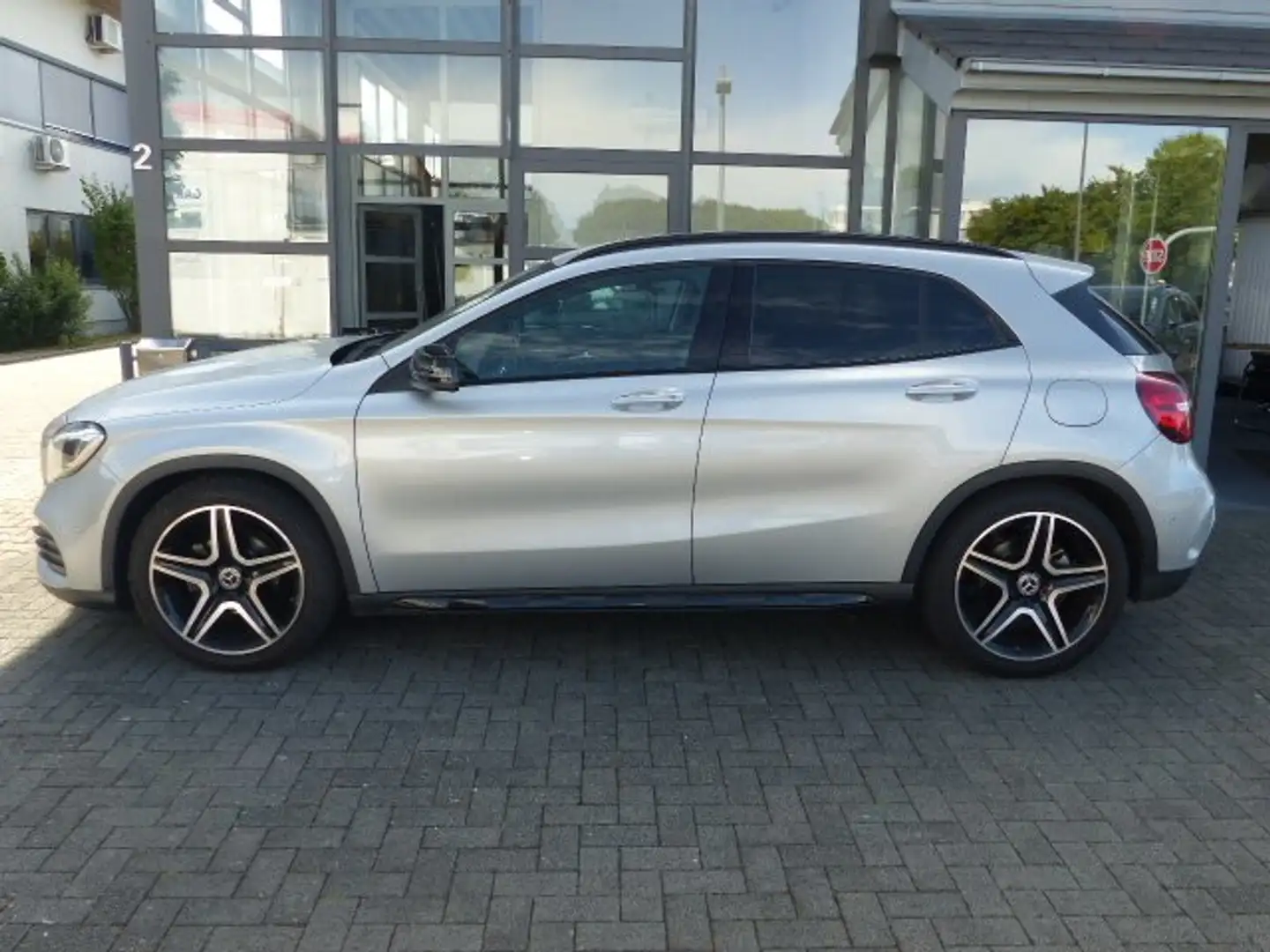 Mercedes-Benz GLA 180 A M G Line EU6*1.-HD*scheckheft*LEDER*NAV*CAM*SHZ* Silber - 2
