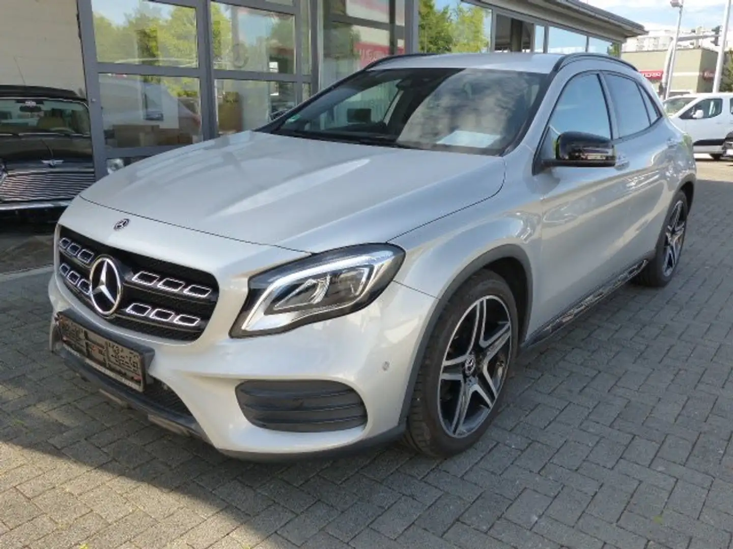 Mercedes-Benz GLA 180 A M G Line EU6*1.-HD*scheckheft*LEDER*NAV*CAM*SHZ* Silber - 1