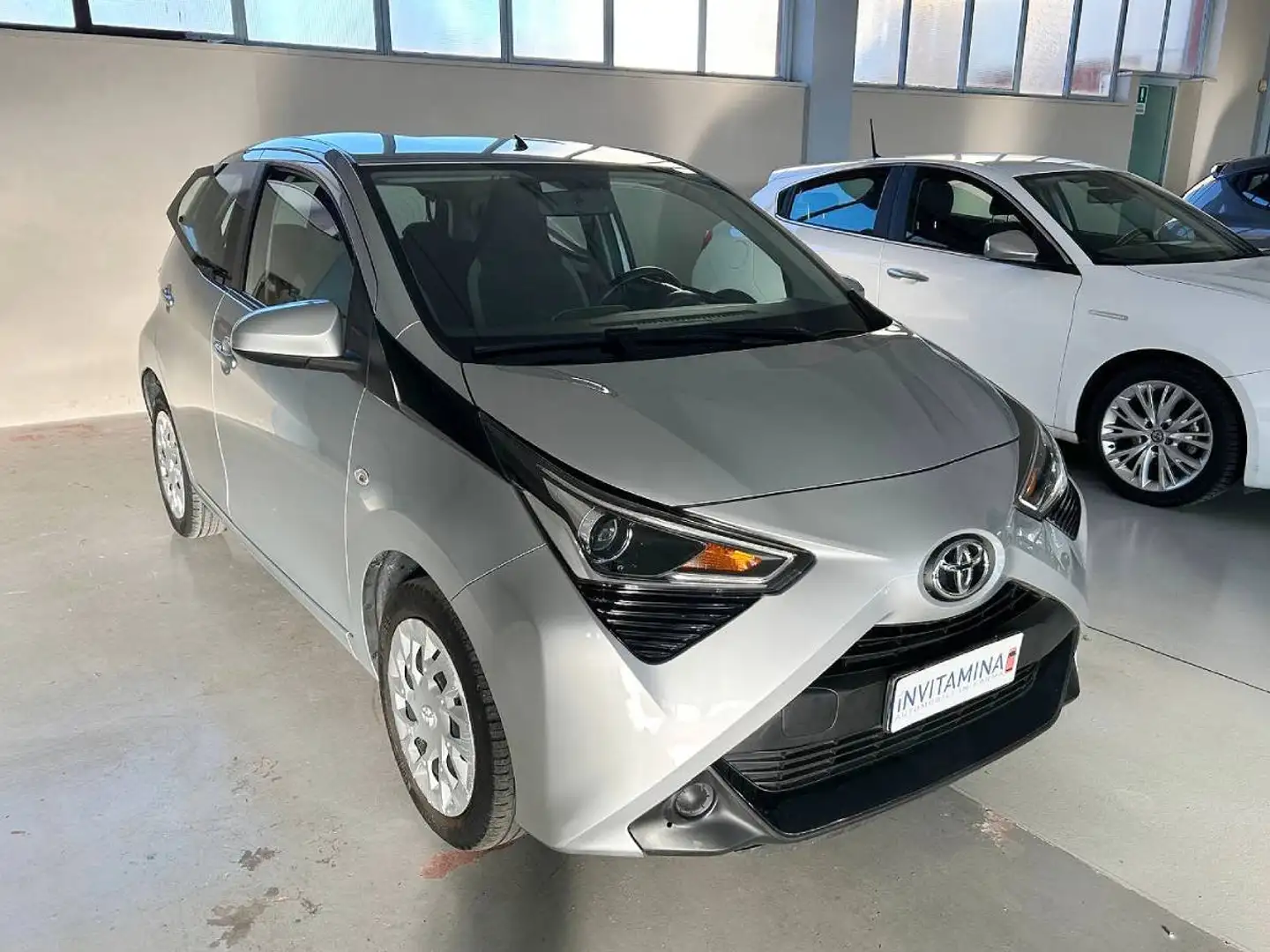 Toyota Aygo 1.0 VVT-i 72cv 5 porte x-cool Grigio - 1