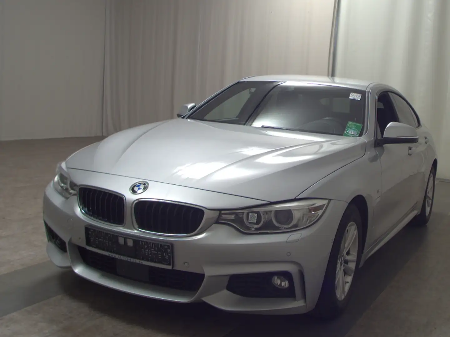 BMW 420 i Gran Coupe M-Sport Navi HUD Leder Xenon LM Stříbrná - 2