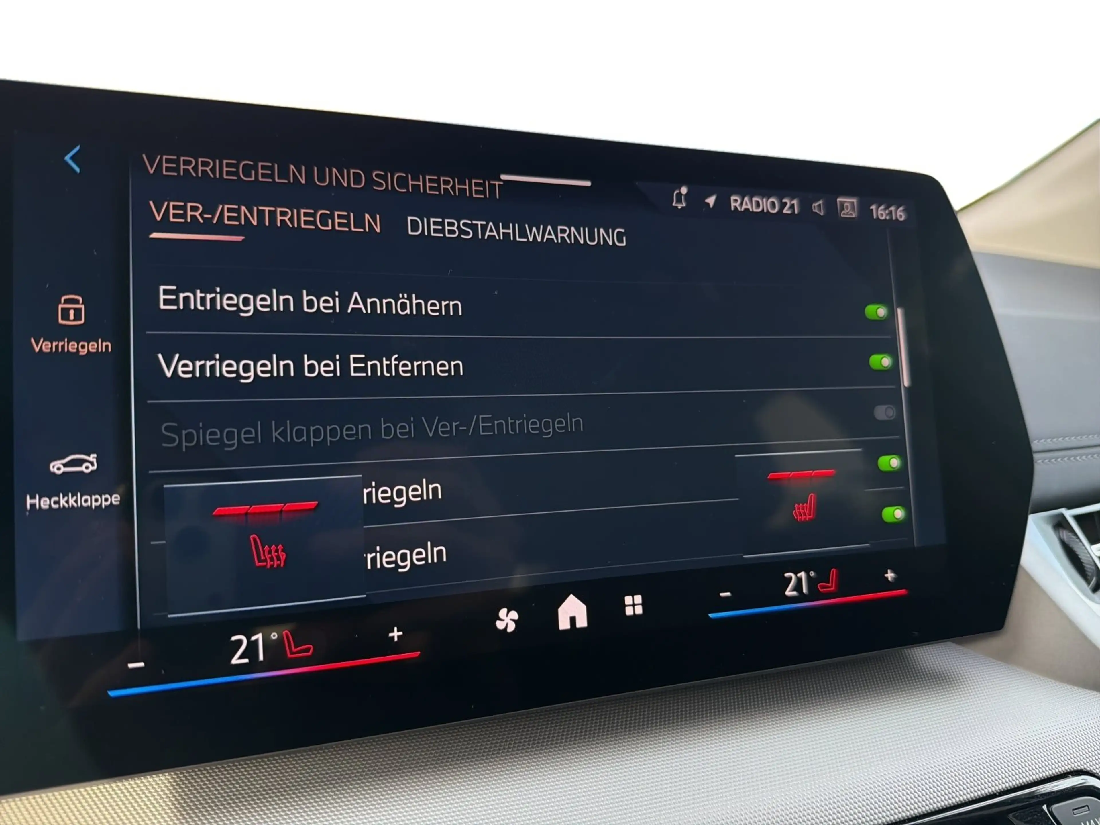 BMW 220 i Active Tourer AHK PANO RFK HIFI LED SHZ DAB — photo 24