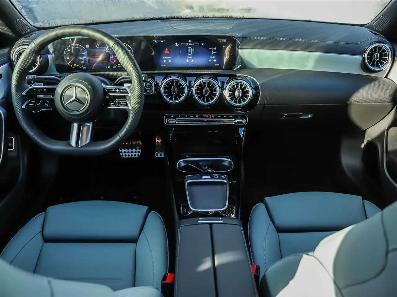 Mercedes-Benz CLA снимка Mercedes-Benz CLA