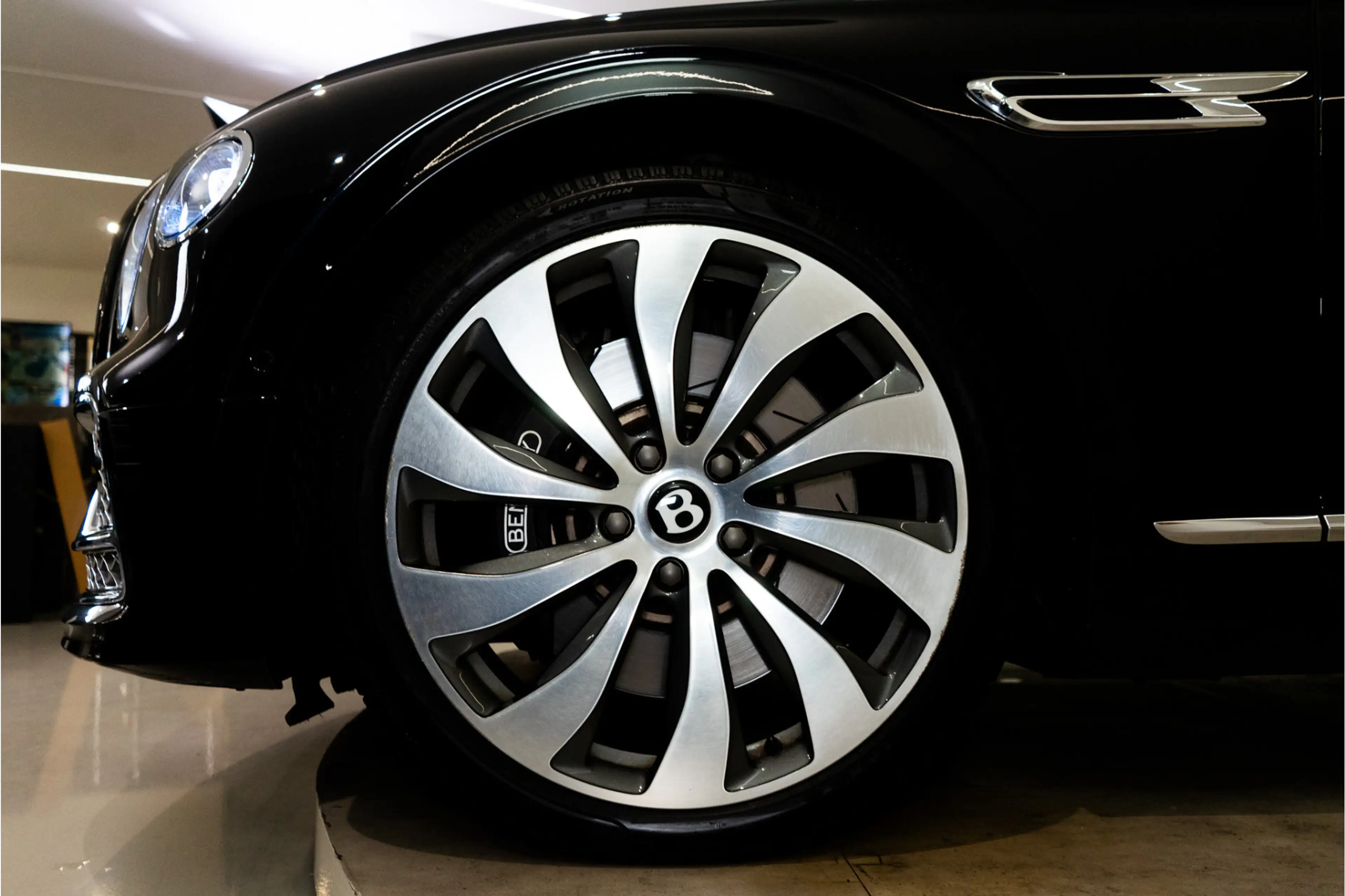 Bentley Flying Spur 2.9 V6 Hybrid Mulliner 544PK | Pano | B&O | Night — photo 16