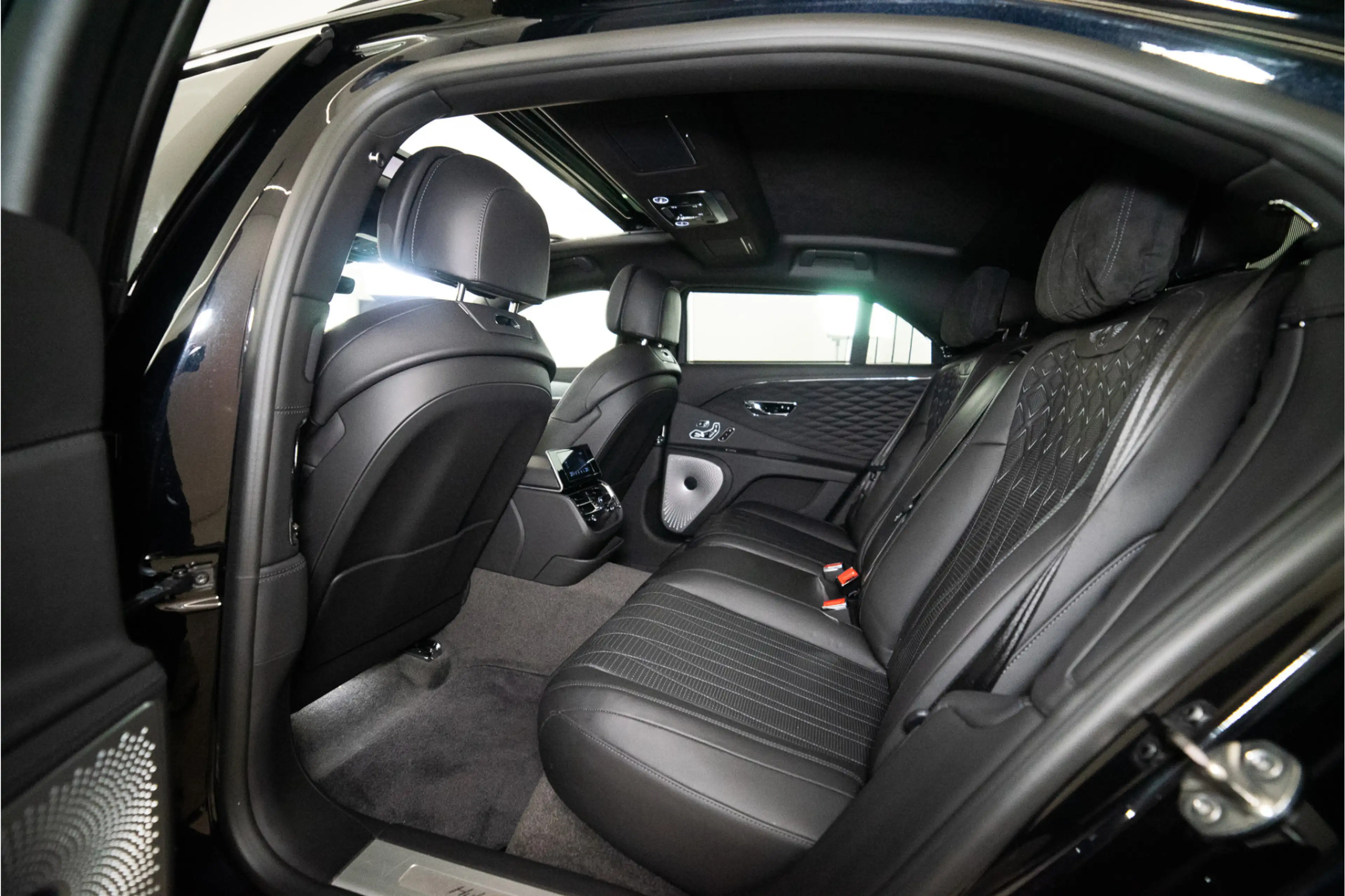 Bentley Flying Spur 2.9 V6 Hybrid Mulliner 544PK | Pano | B&O | Night — photo 29