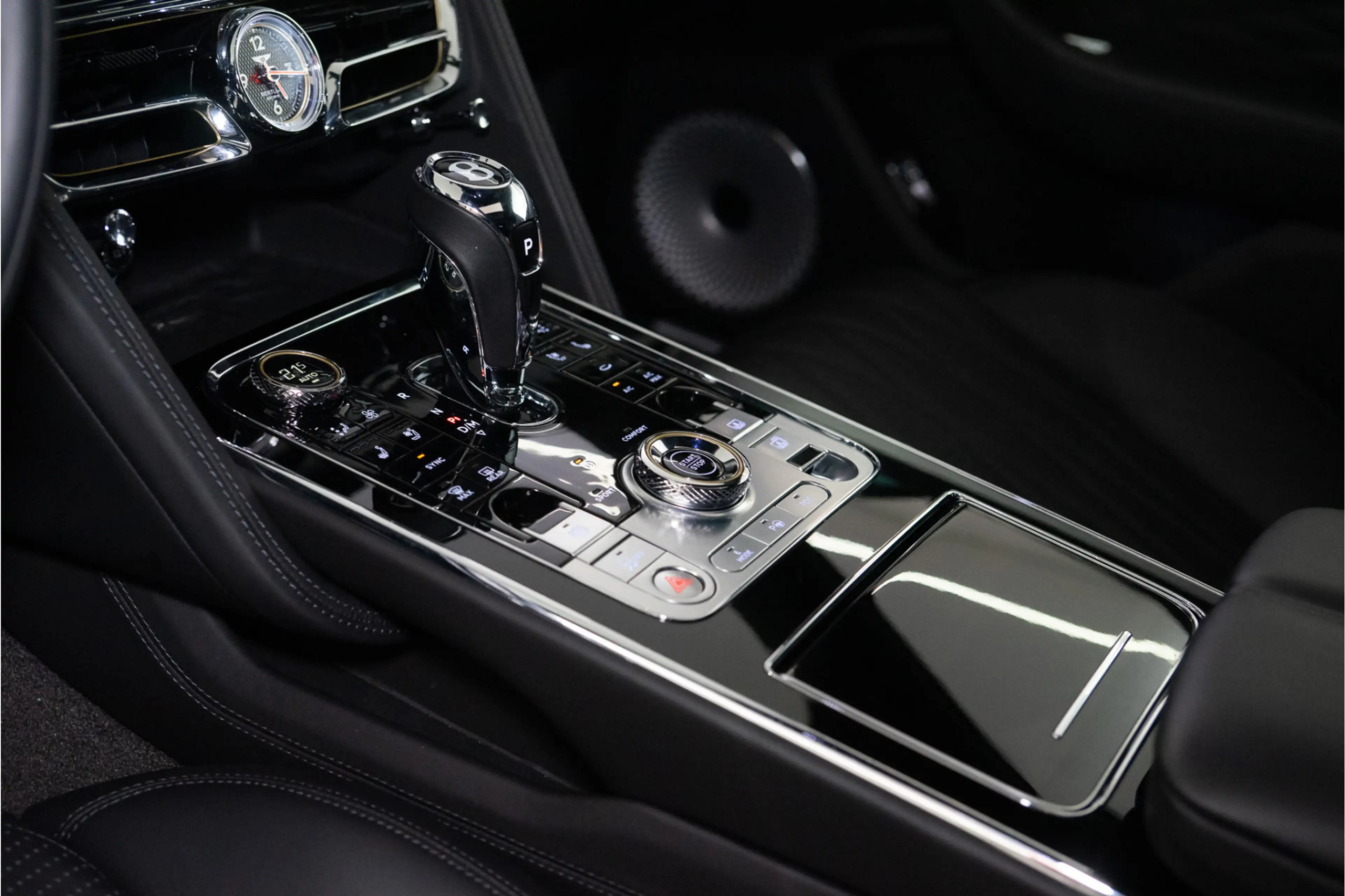 Bentley Flying Spur 2.9 V6 Hybrid Mulliner 544PK | Pano | B&O | Night — photo 47