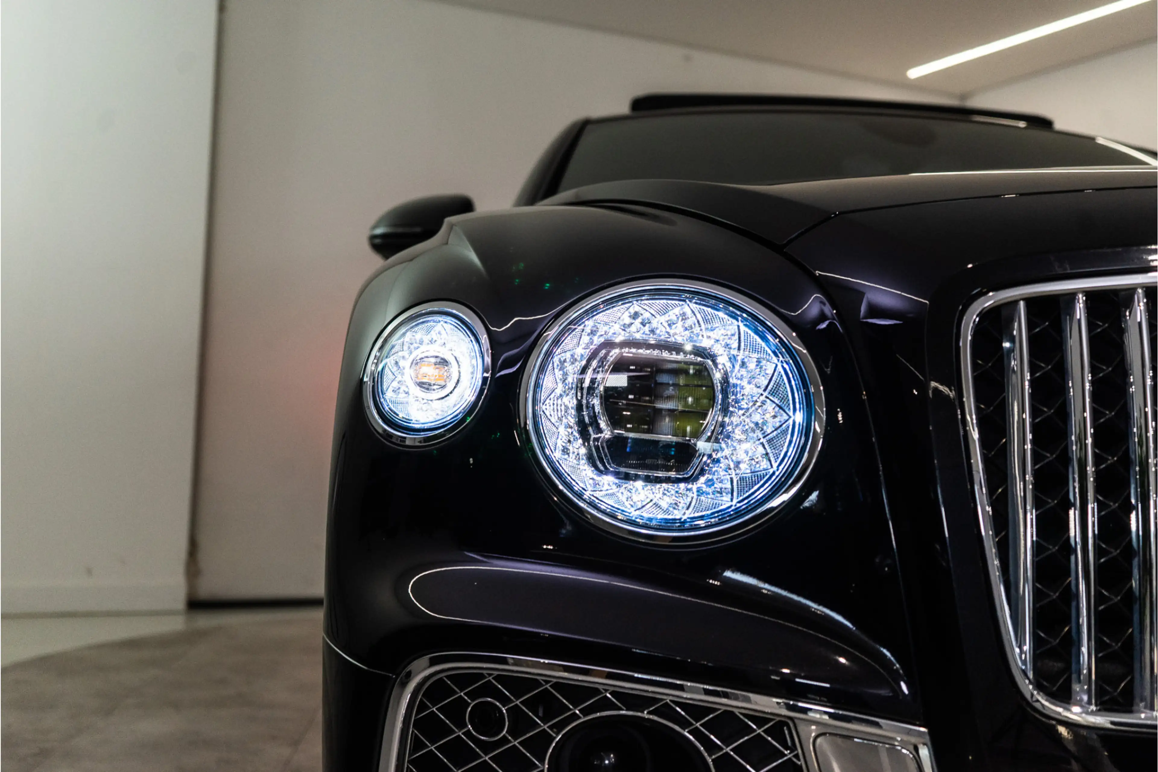 Bentley Flying Spur 2.9 V6 Hybrid Mulliner 544PK | Pano | B&O | Night — photo 9