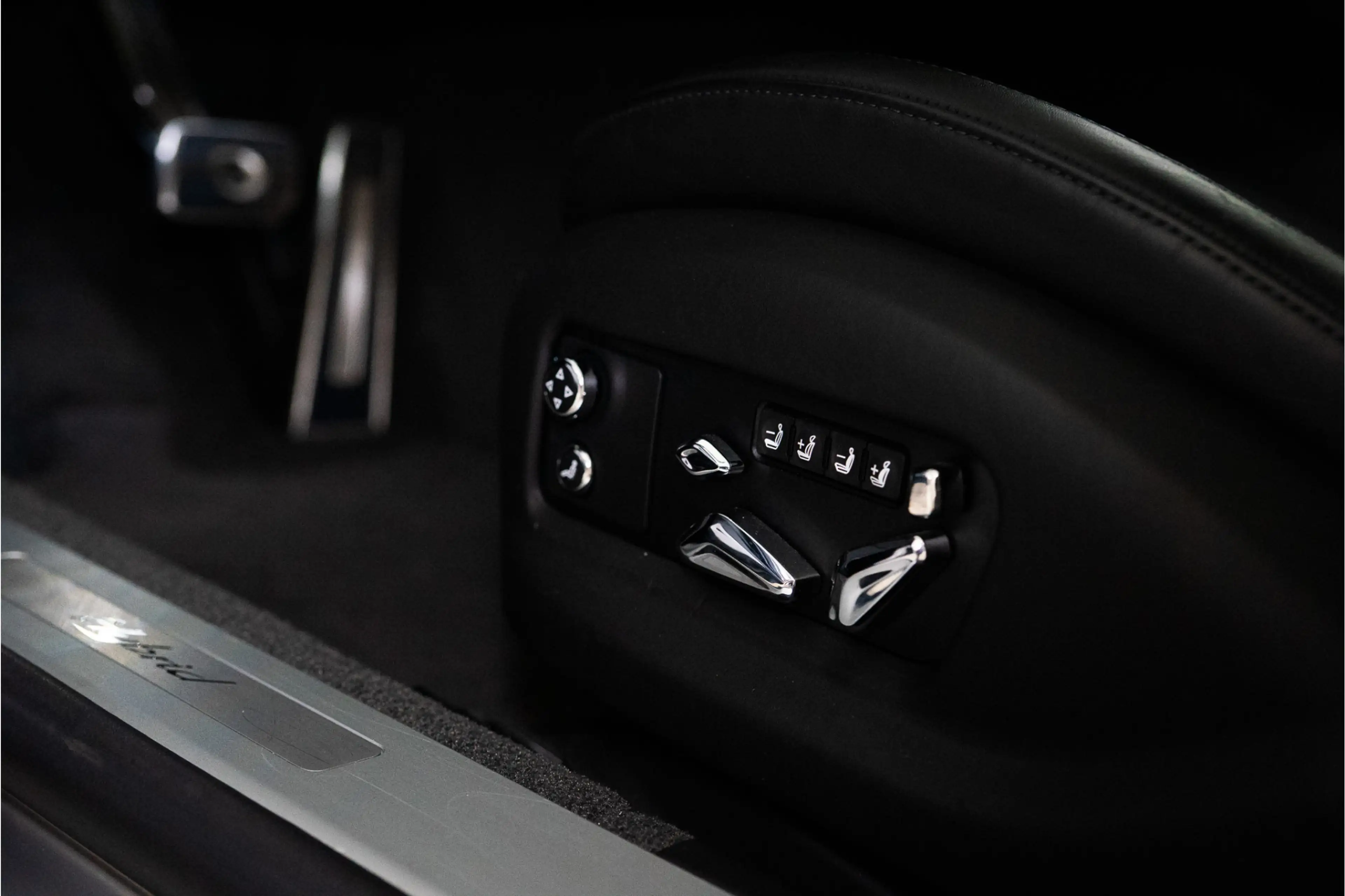 Bentley Flying Spur 2.9 V6 Hybrid Mulliner 544PK | Pano | B&O | Night — photo 36