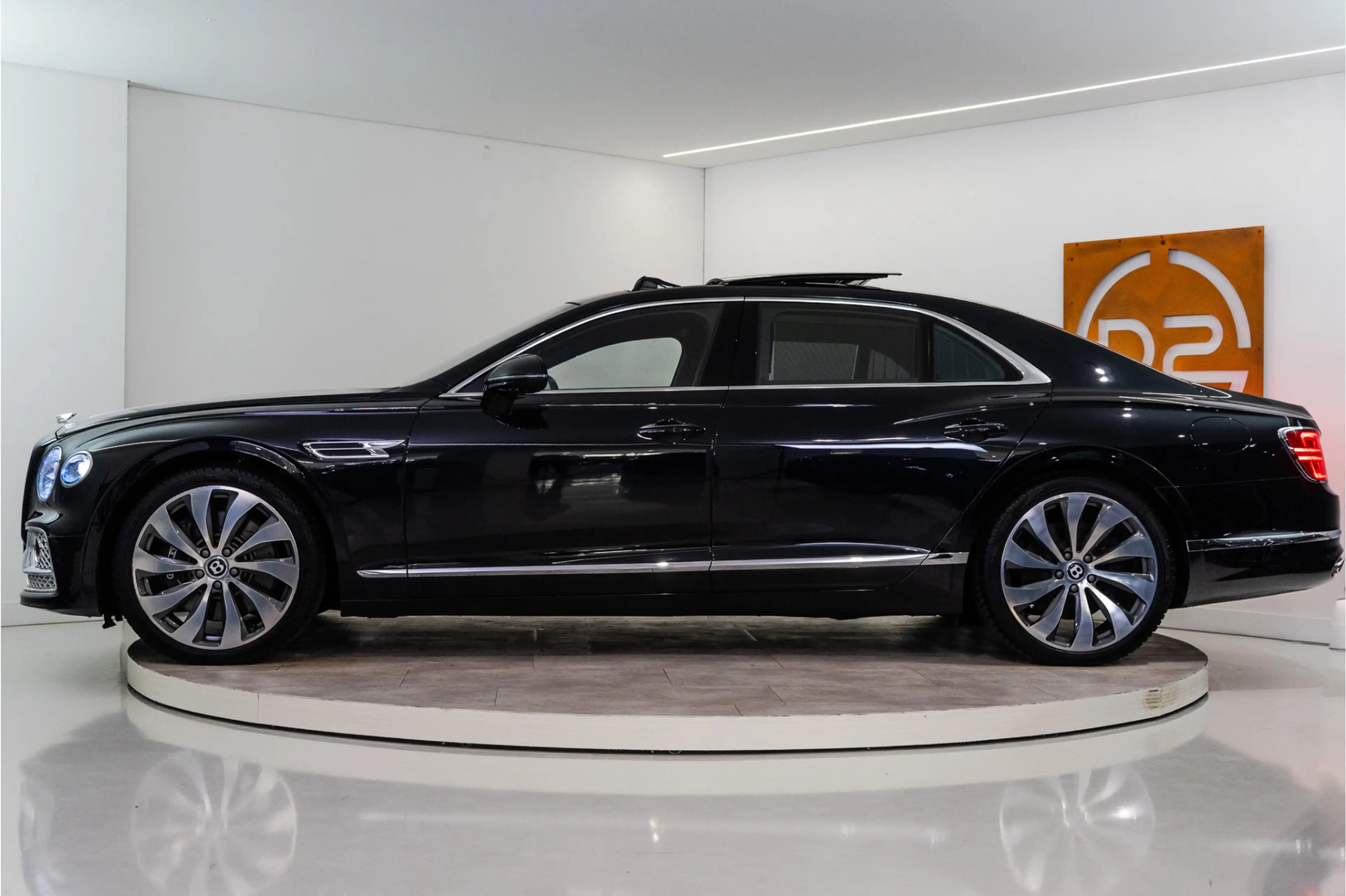 Bentley Flying Spur 2.9 V6 Hybrid Mulliner 544PK | Pano | B&O | Night — photo 2