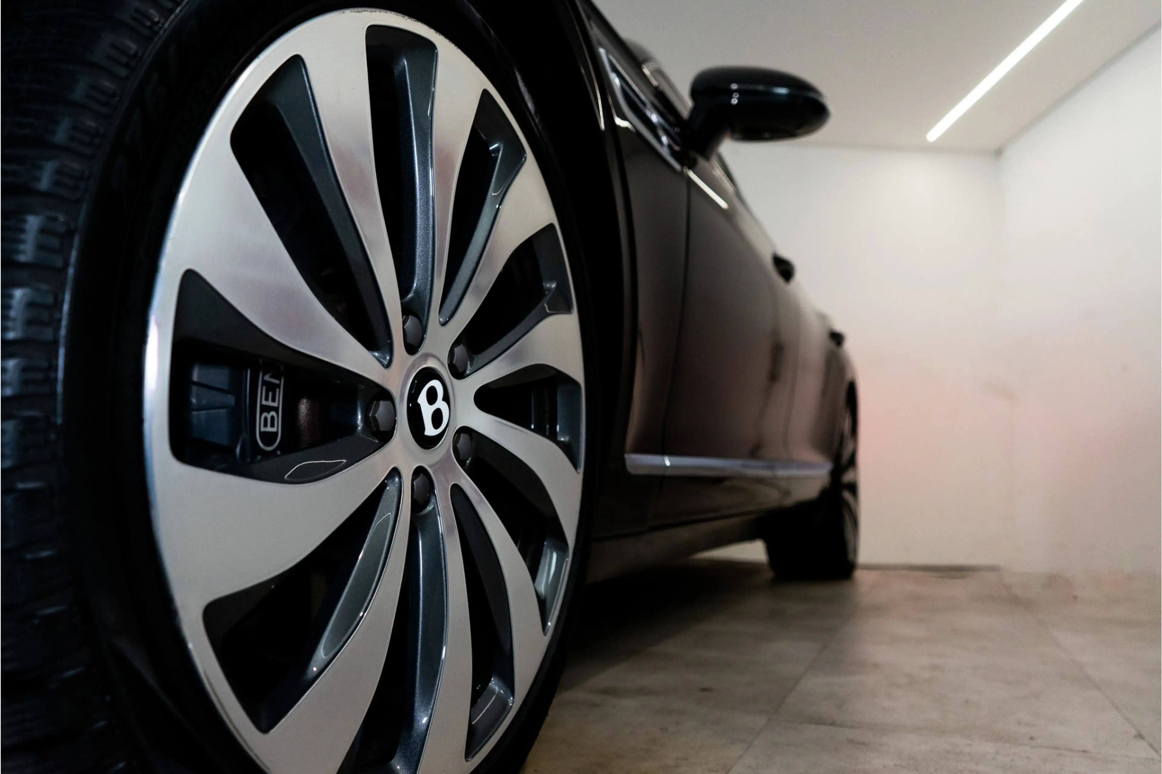 Bentley Flying Spur 2.9 V6 Hybrid Mulliner 544PK | Pano | B&O | Night — photo 15