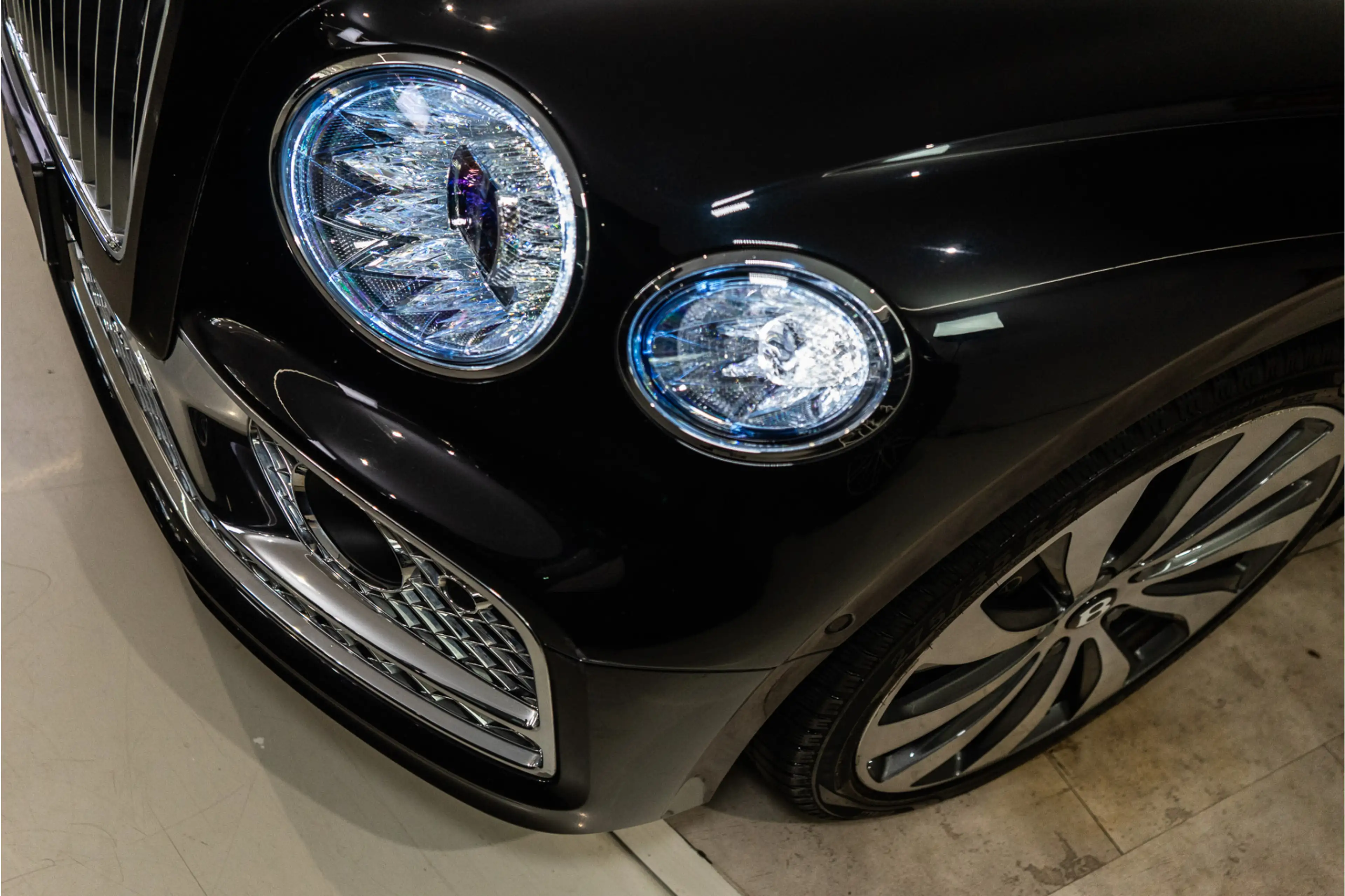 Bentley Flying Spur 2.9 V6 Hybrid Mulliner 544PK | Pano | B&O | Night — photo 11
