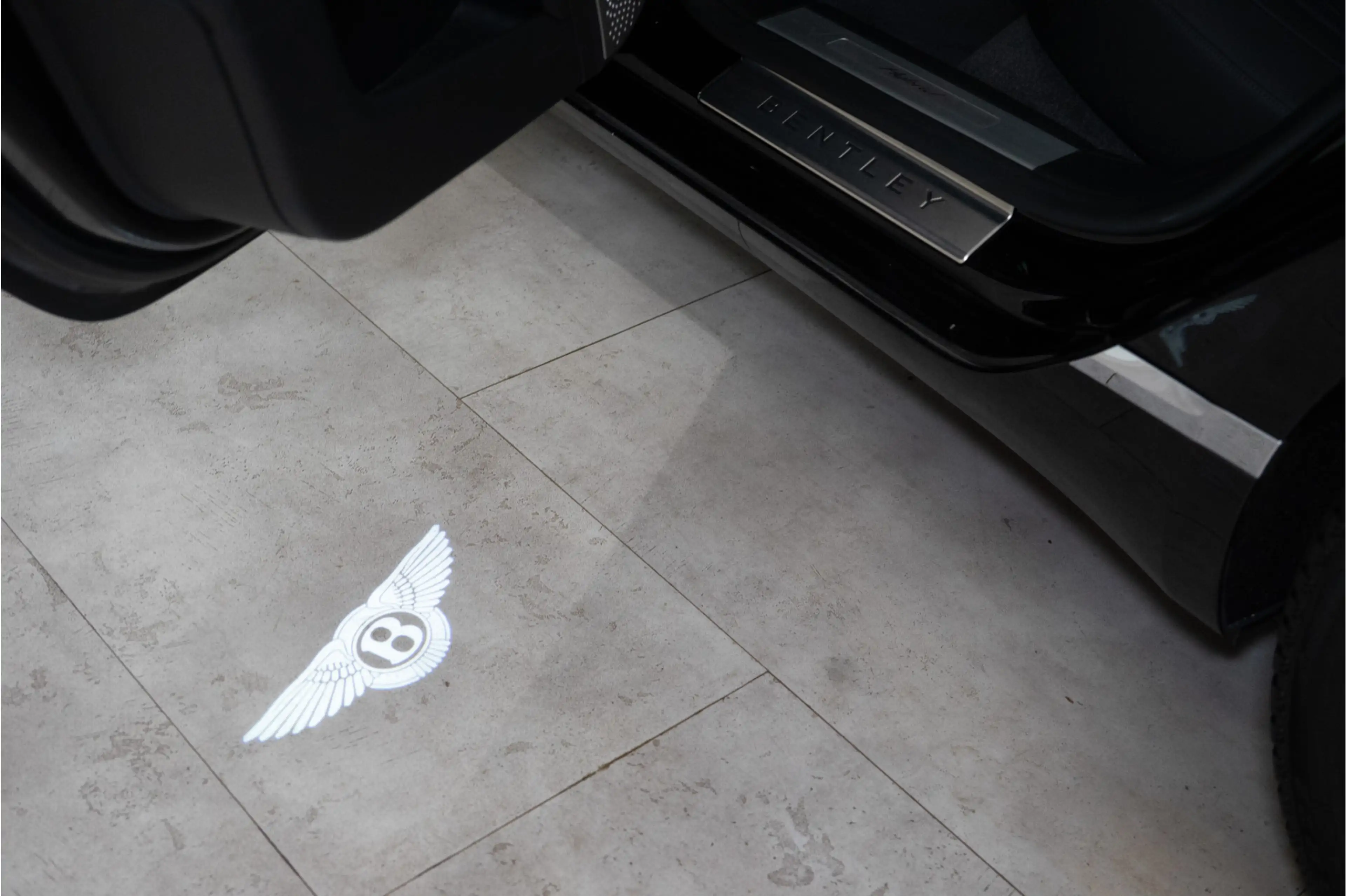 Bentley Flying Spur 2.9 V6 Hybrid Mulliner 544PK | Pano | B&O | Night — photo 31
