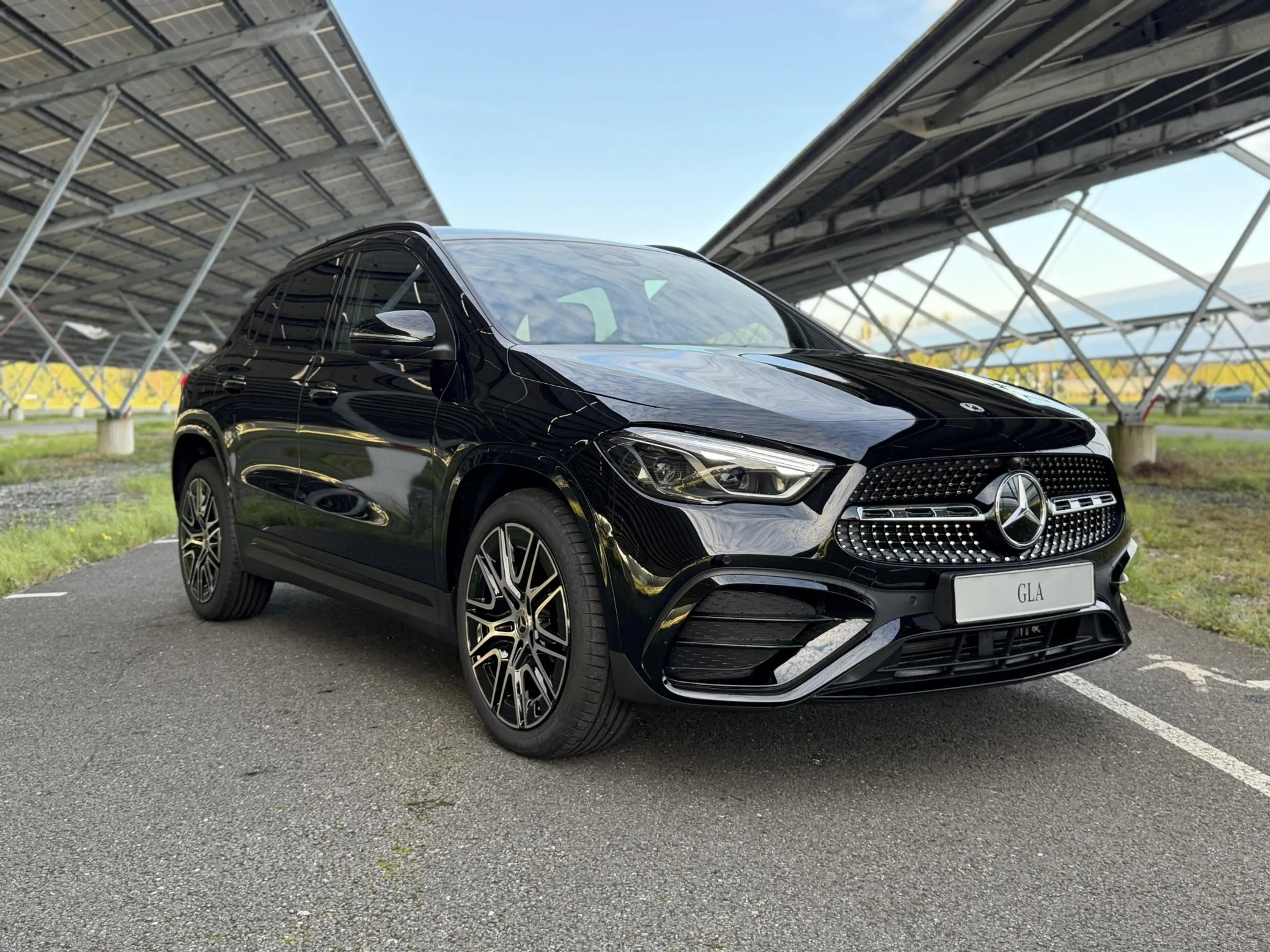 Mercedes-Benz GLA 250 e 140 Years Edition | AMG line | Night | Panoramad — photo 3