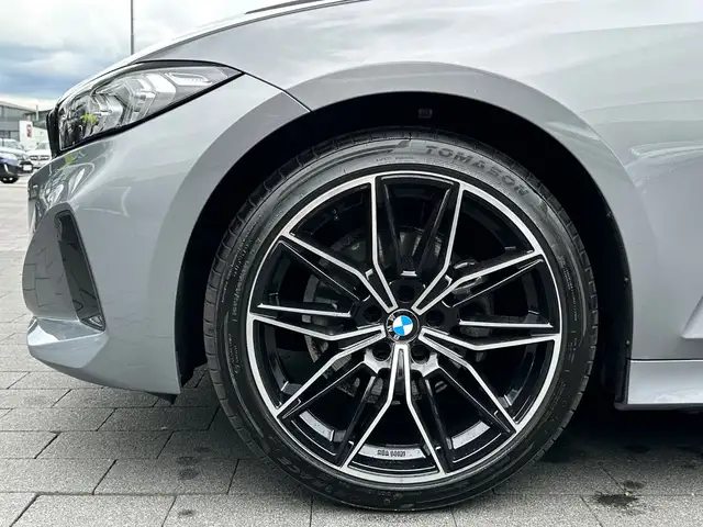 BMW 3 Series view 9