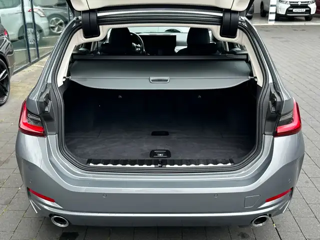 BMW 3 Series view 8