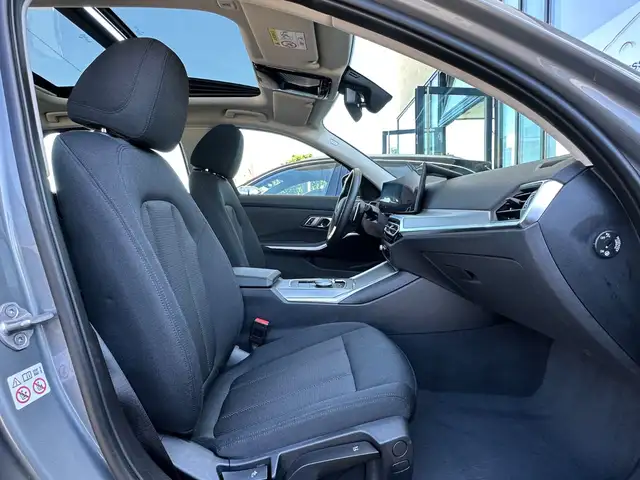 BMW 3 Series view 14