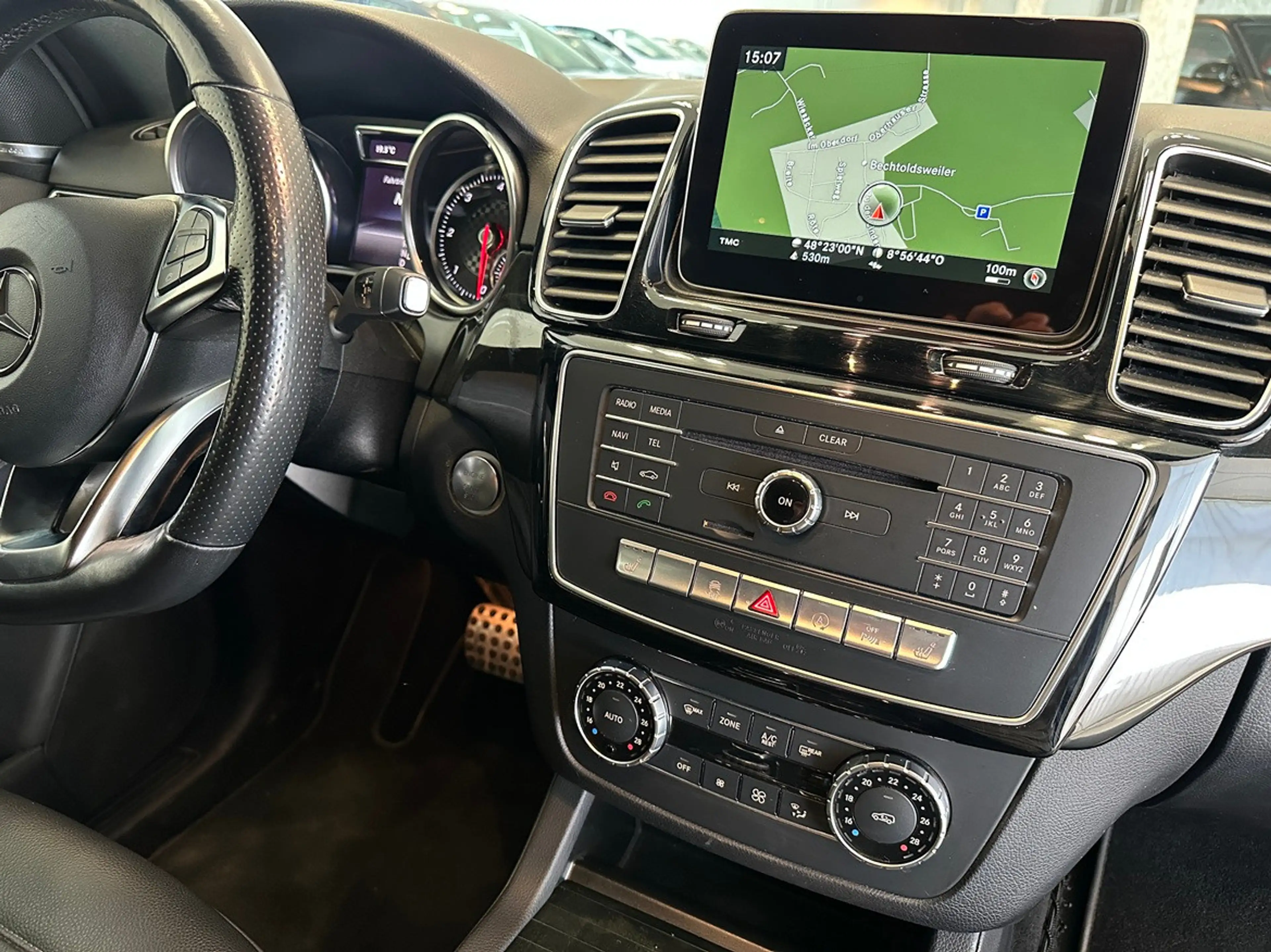 Mercedes-Benz GLE 250 d 4M AMG-Line Night H&K LED 360° — photo 11