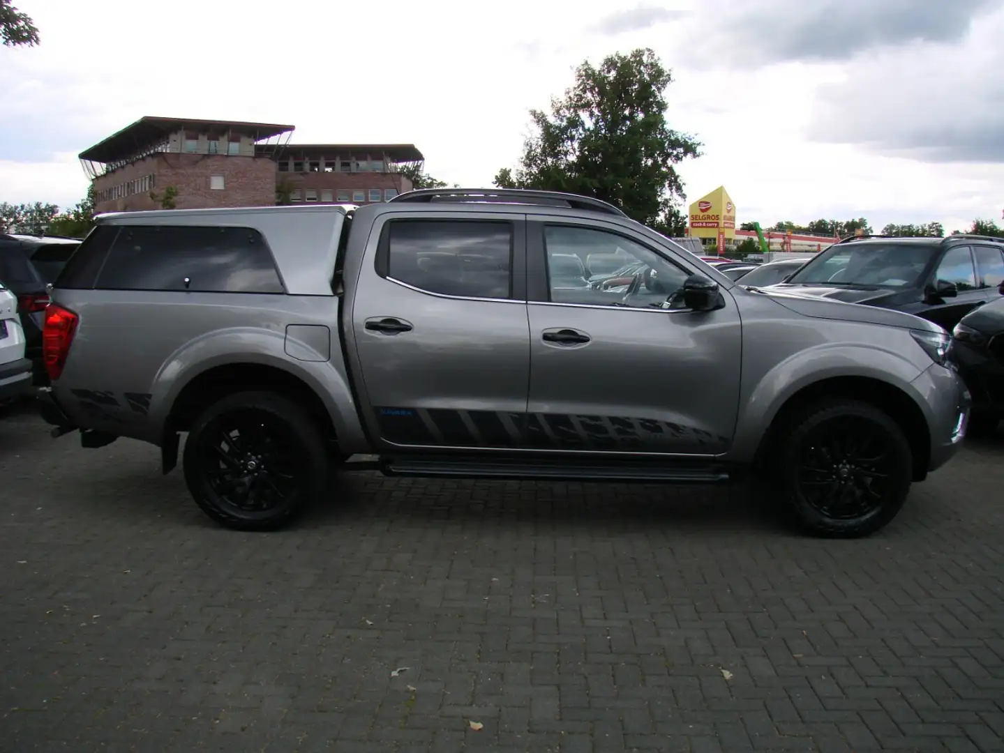 Nissan NP300 N-Guard Double Cab 4x4 360° AHK Grau - 2
