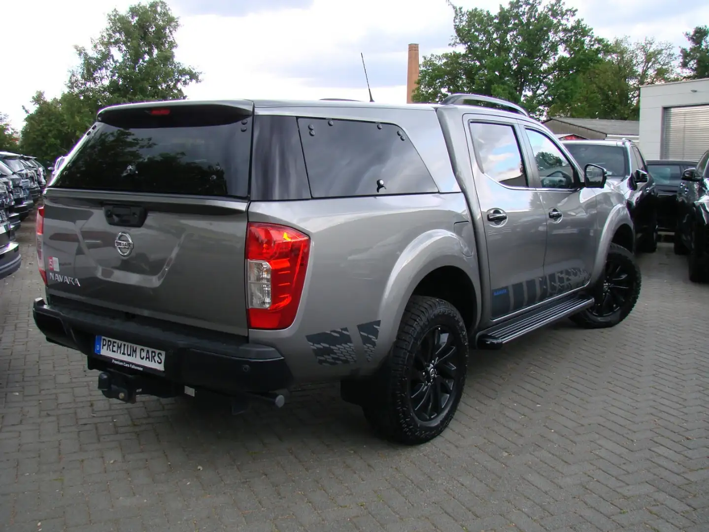 Nissan NP300 N-Guard Double Cab 4x4 360° AHK Grau - 1