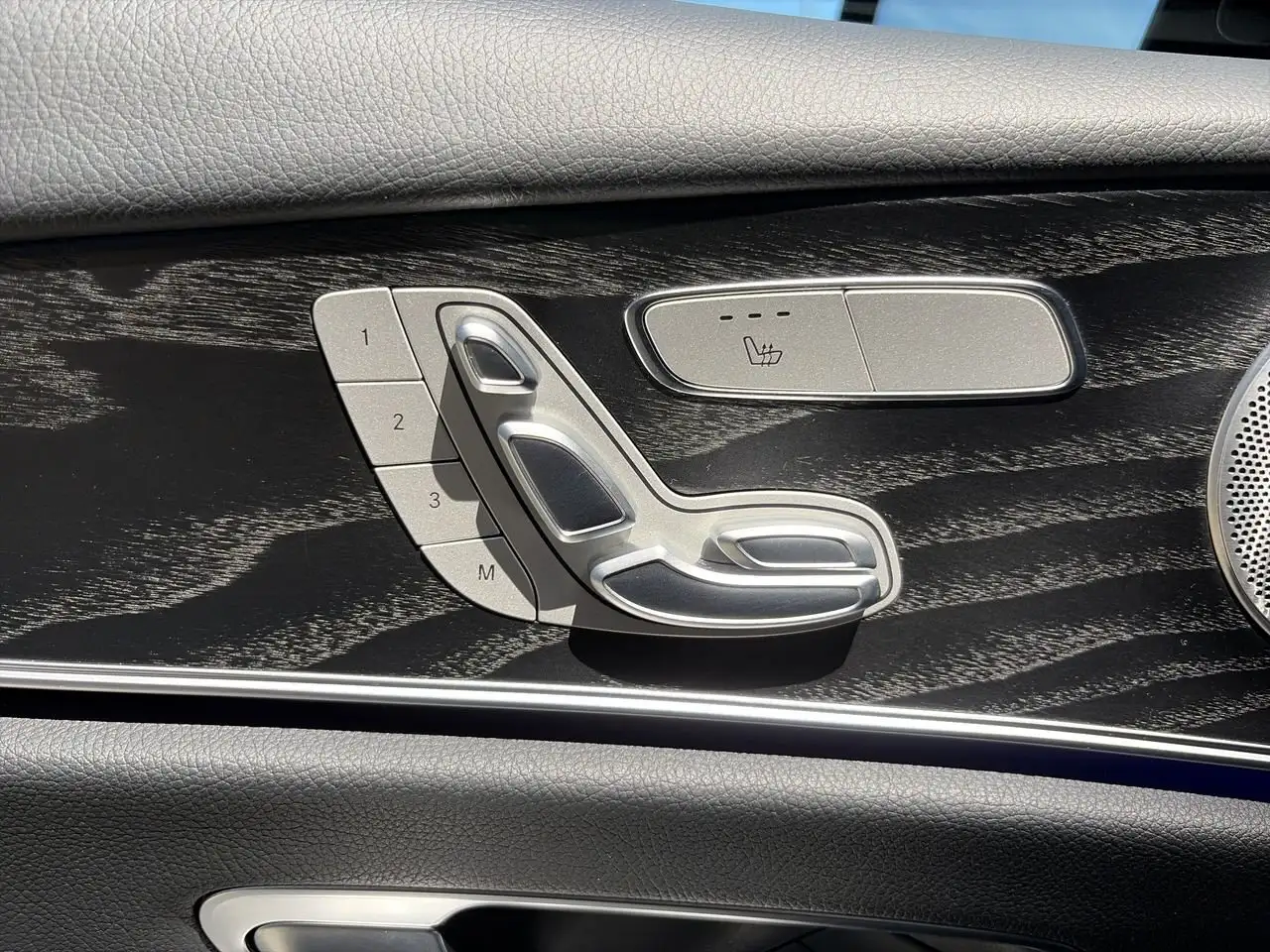 Mercedes-Benz E-Class снимка Mercedes-Benz E-Class