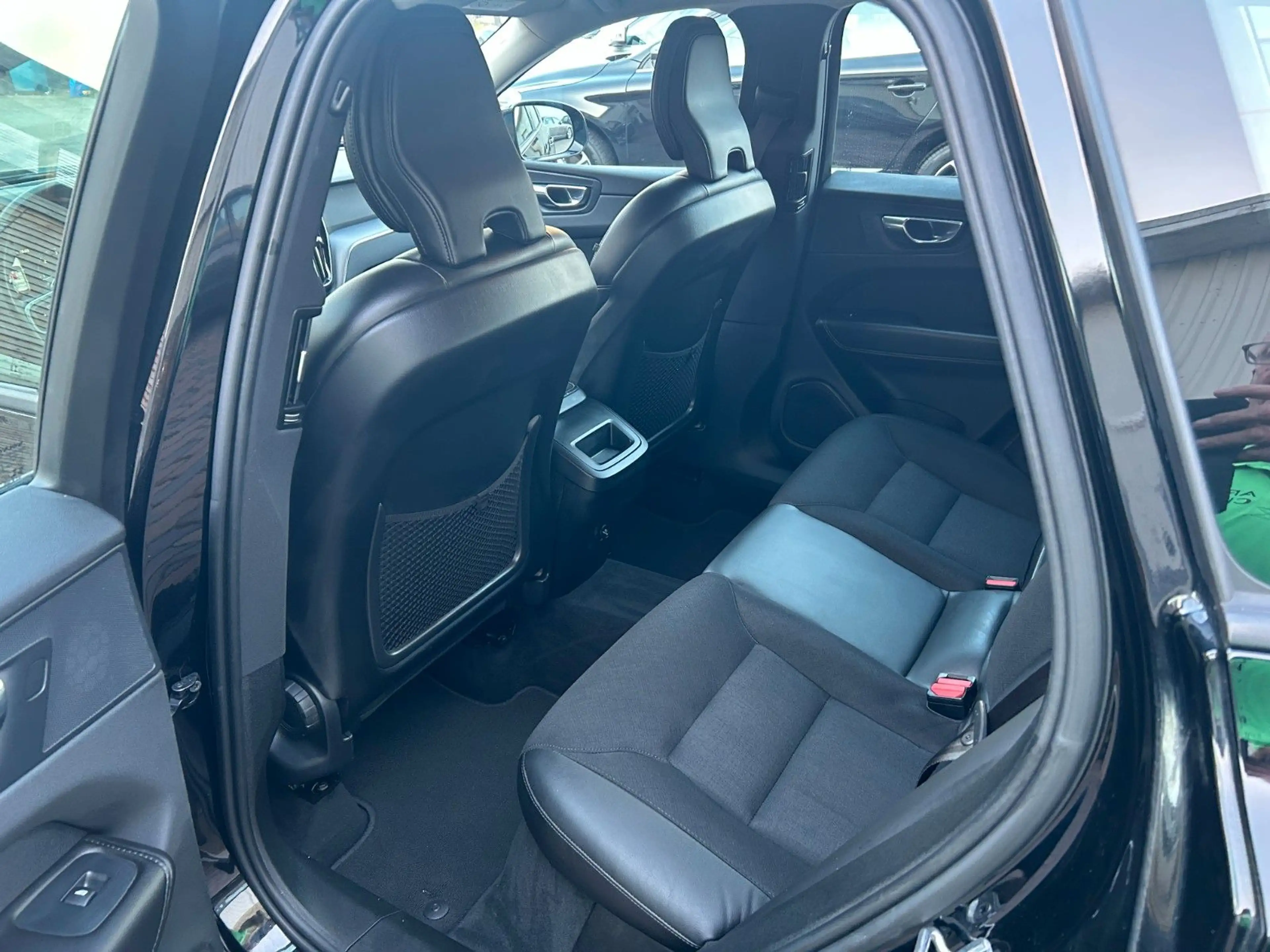 Volvo XC60 D4 Momentum 2WD AHK, NAVI, Allwetterreifen — photo 14