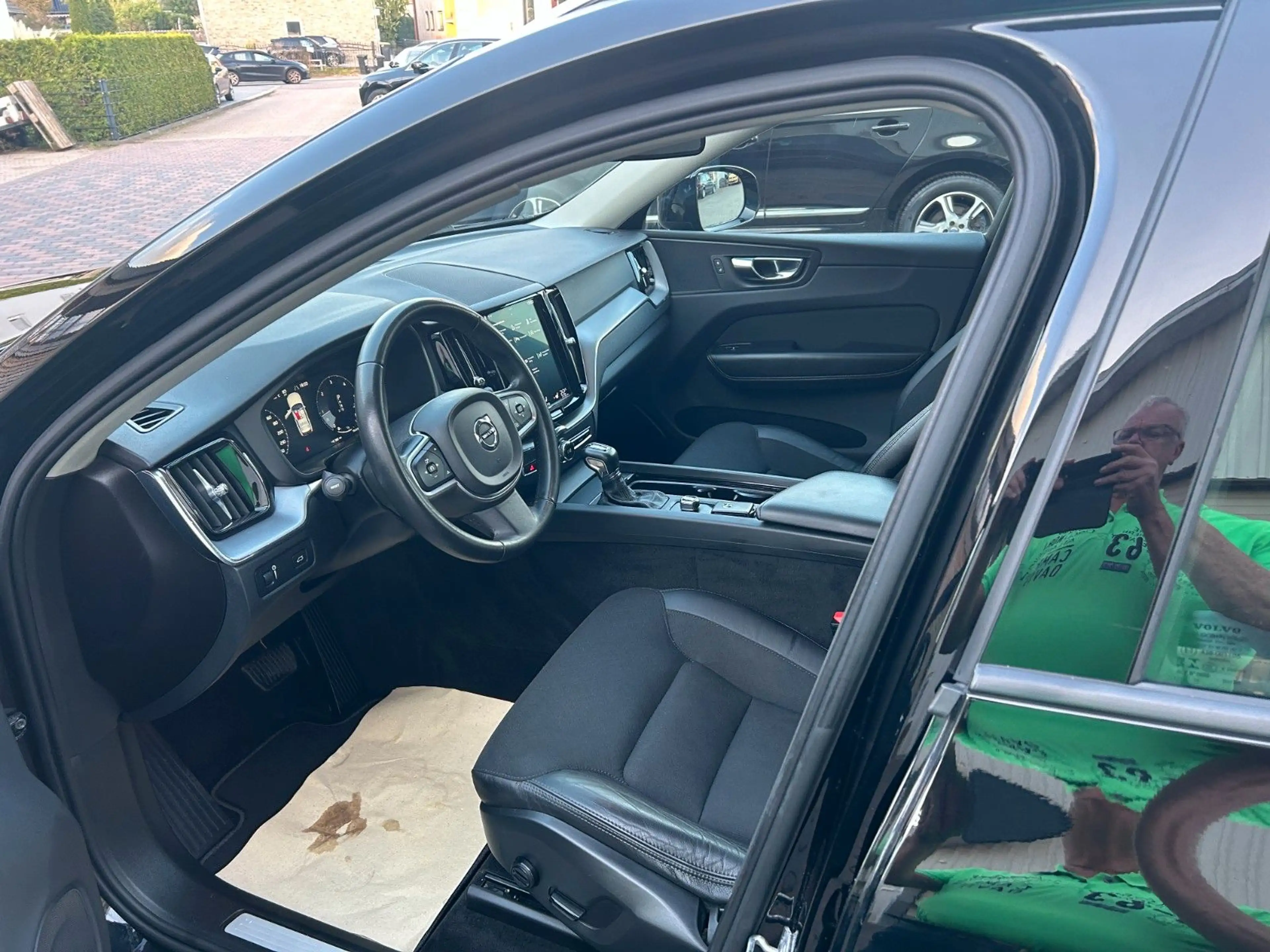 Volvo XC60 D4 Momentum 2WD AHK, NAVI, Allwetterreifen — photo 13