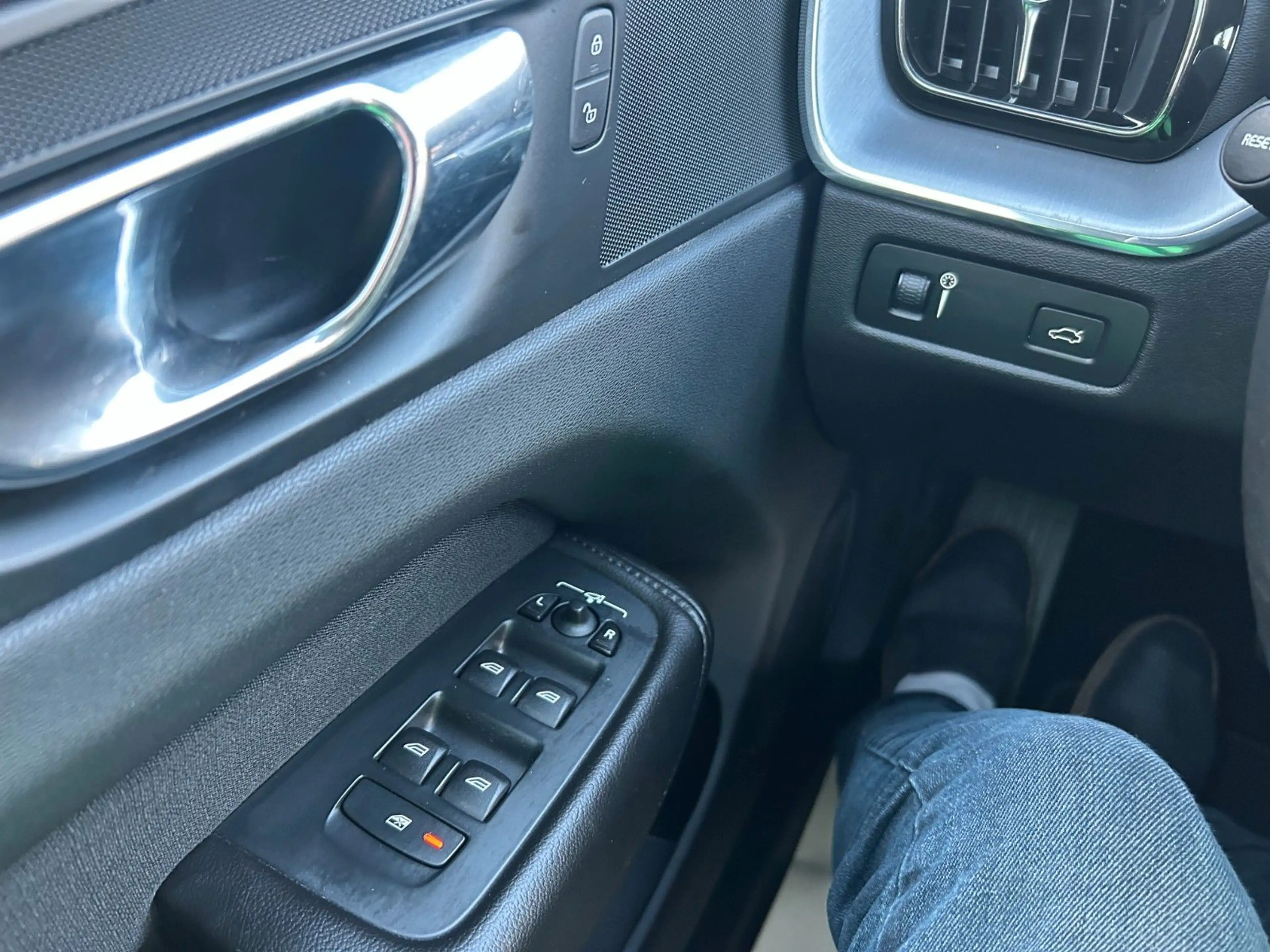 Volvo XC60 D4 Momentum 2WD AHK, NAVI, Allwetterreifen — photo 12