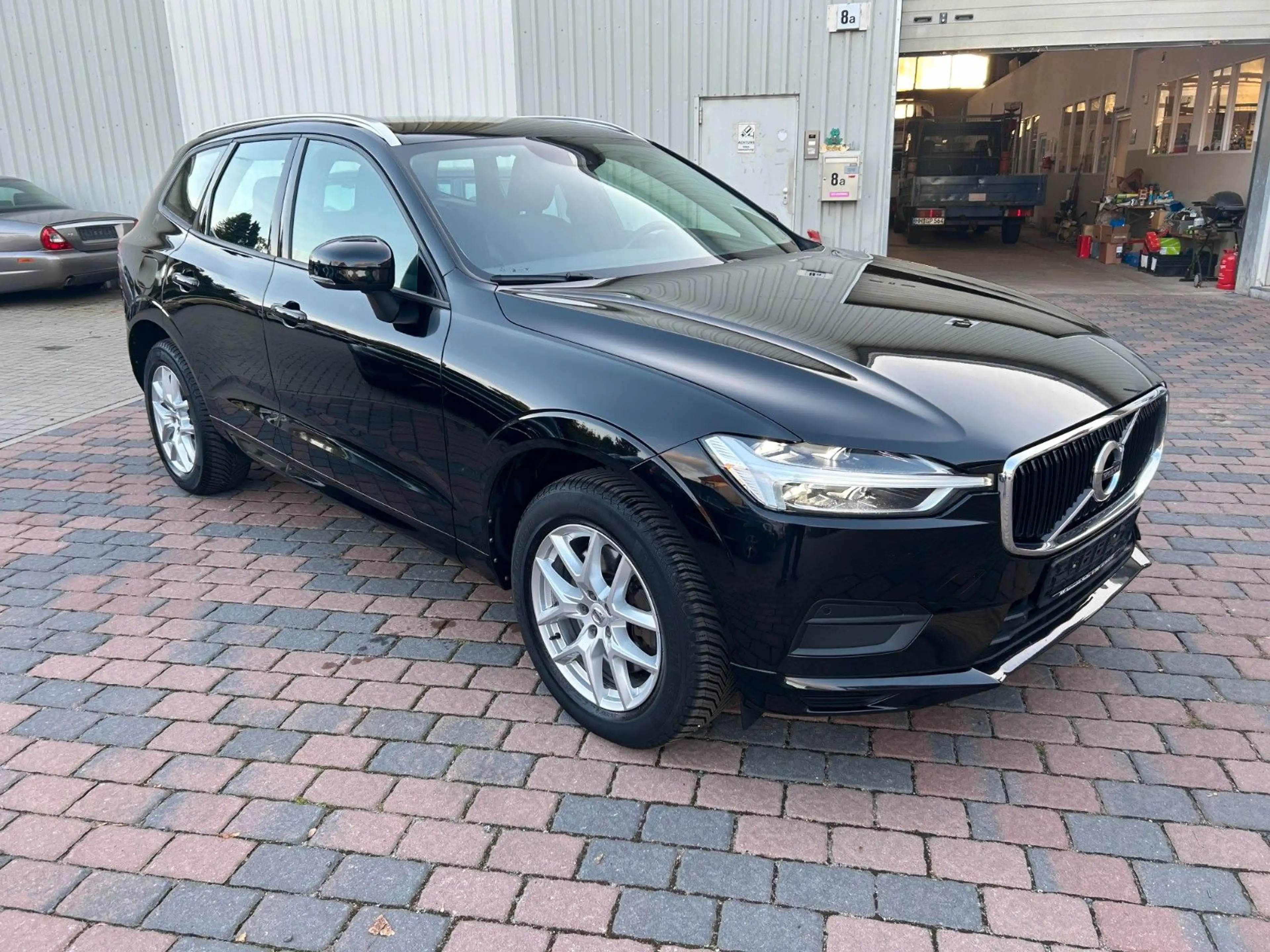 Volvo XC60 D4 Momentum 2WD AHK, NAVI, Allwetterreifen — photo 3