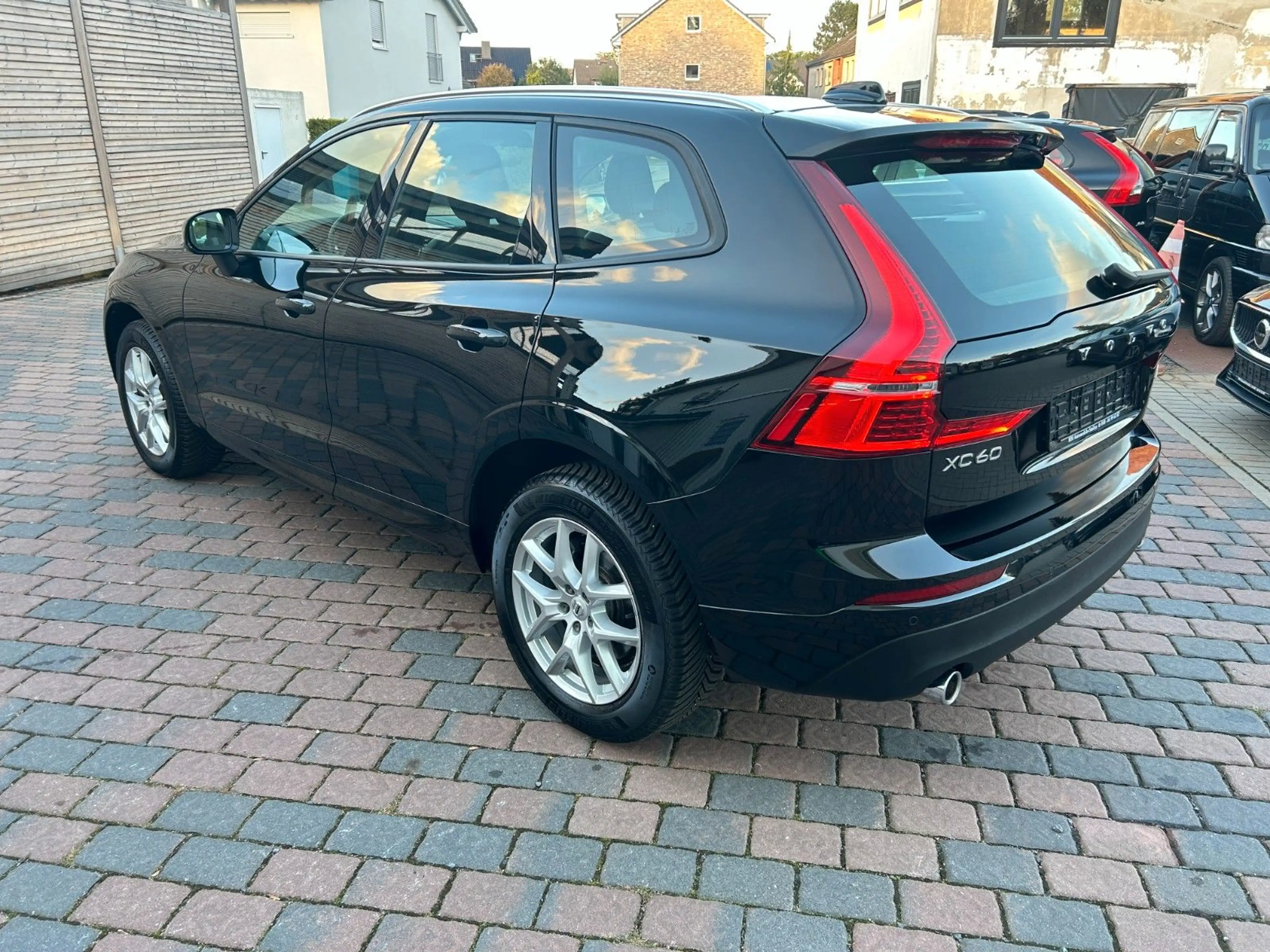 Volvo XC60 D4 Momentum 2WD AHK, NAVI, Allwetterreifen — photo 6