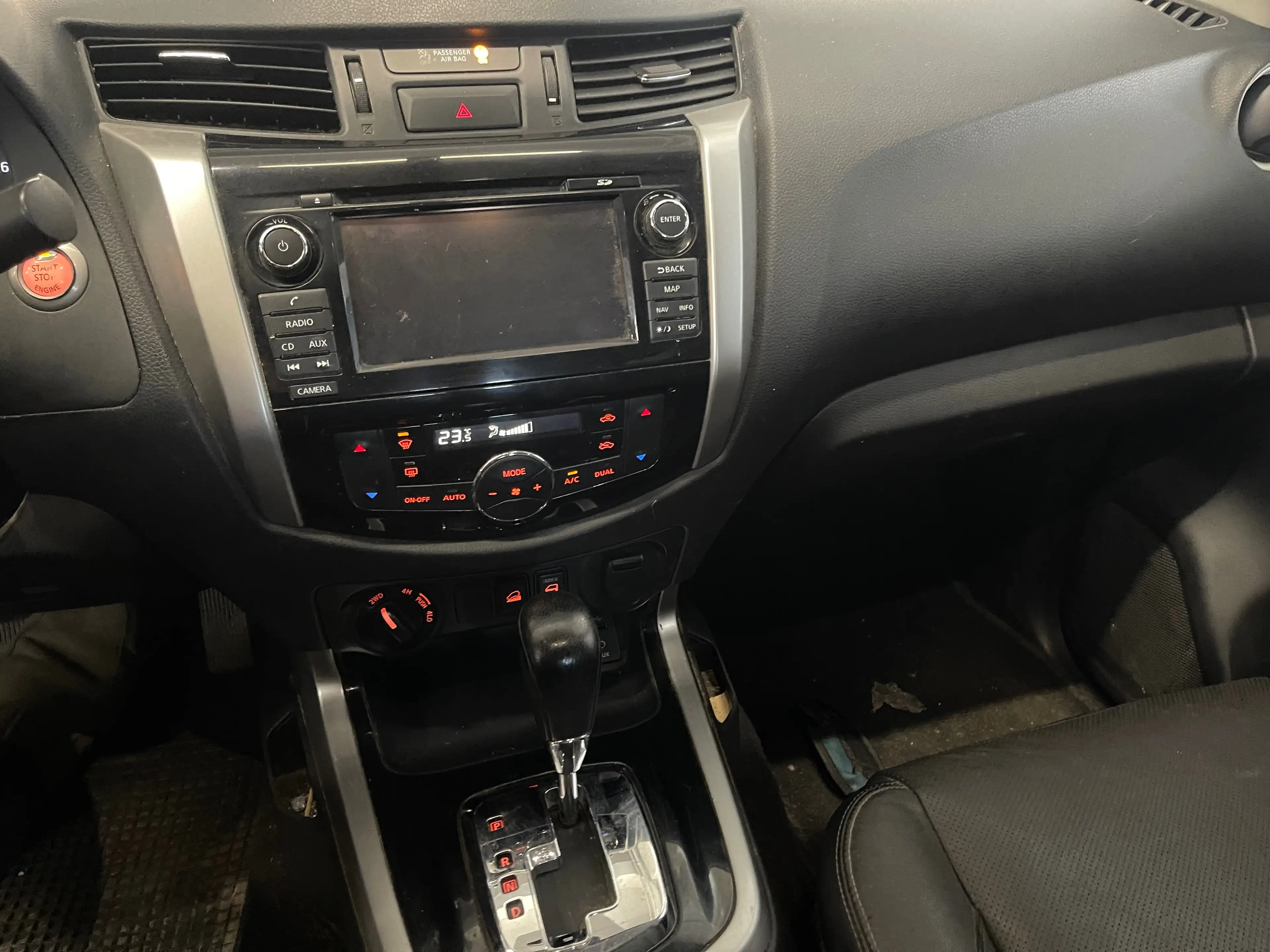 Nissan Navara 2.5 dCi 4x4 Executive IT-plus Alpha — photo 13