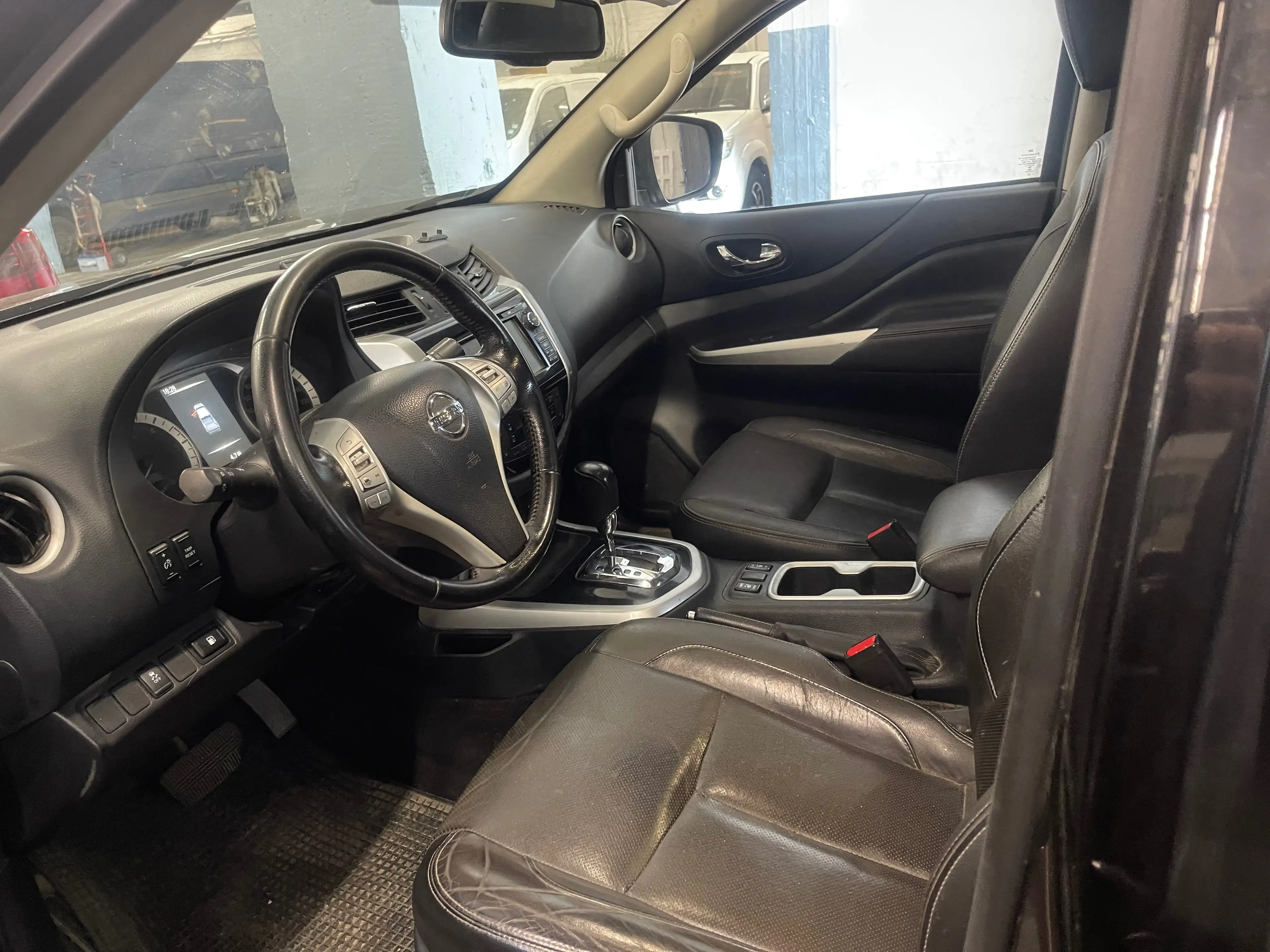 Nissan Navara 2.5 dCi 4x4 Executive IT-plus Alpha — photo 11