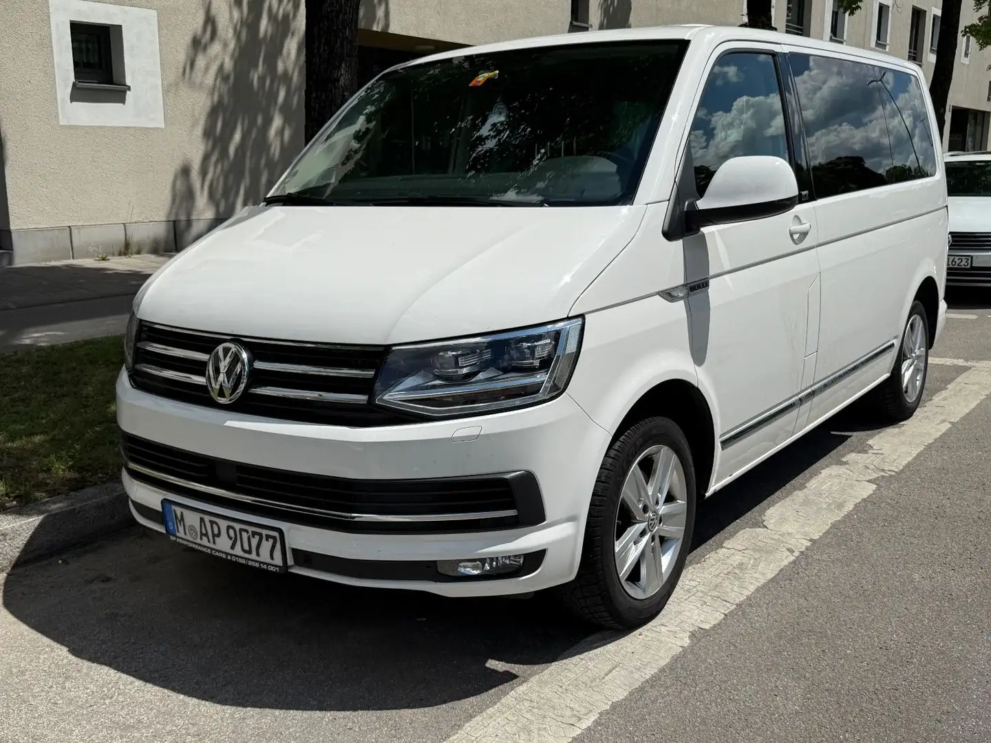 Volkswagen T6 Multivan Generation Six DSG NAVI PDC KAMERA Weiß - 2