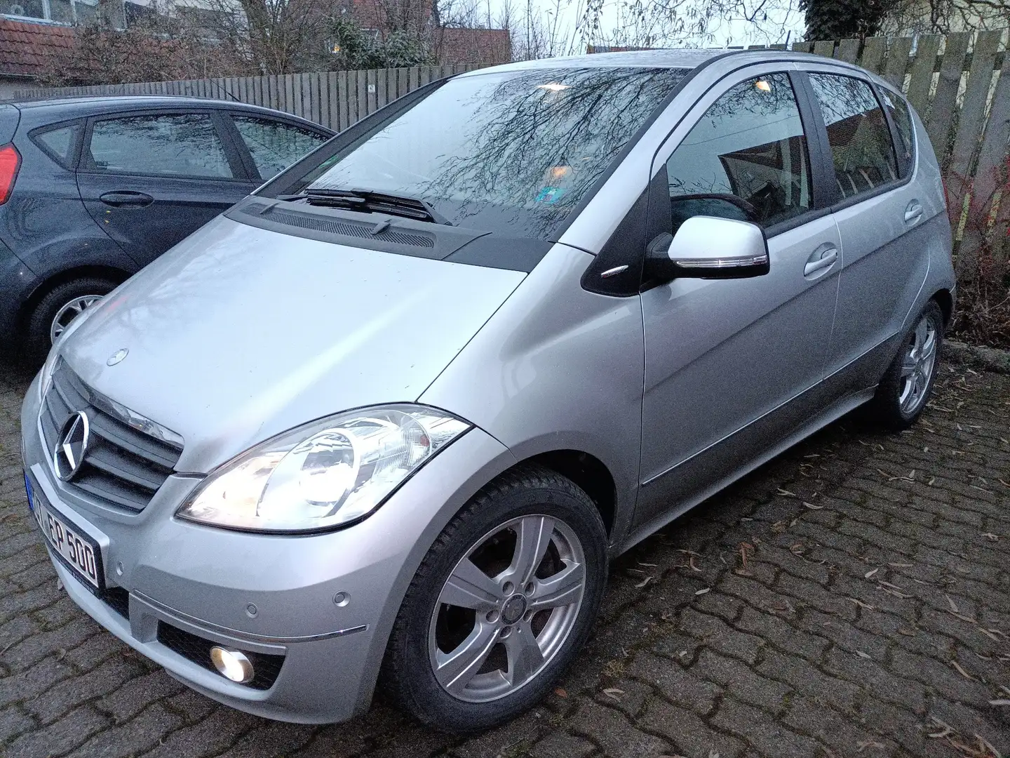 Mercedes-Benz A 180 A 180 BlueEFFICIENCYAvantgarde AUTOMATIK TÜVNEU Ezüst - 1