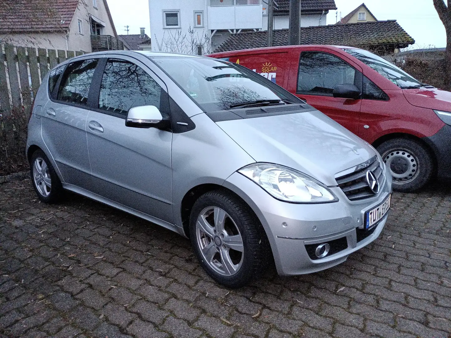 Mercedes-Benz A 180 A 180 BlueEFFICIENCYAvantgarde AUTOMATIK TÜVNEU Ezüst - 2