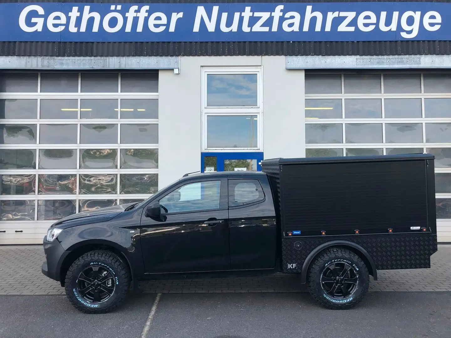 Isuzu D-Max Space Cab L AT mit Systemkoffer Modell 23 Fekete - 1