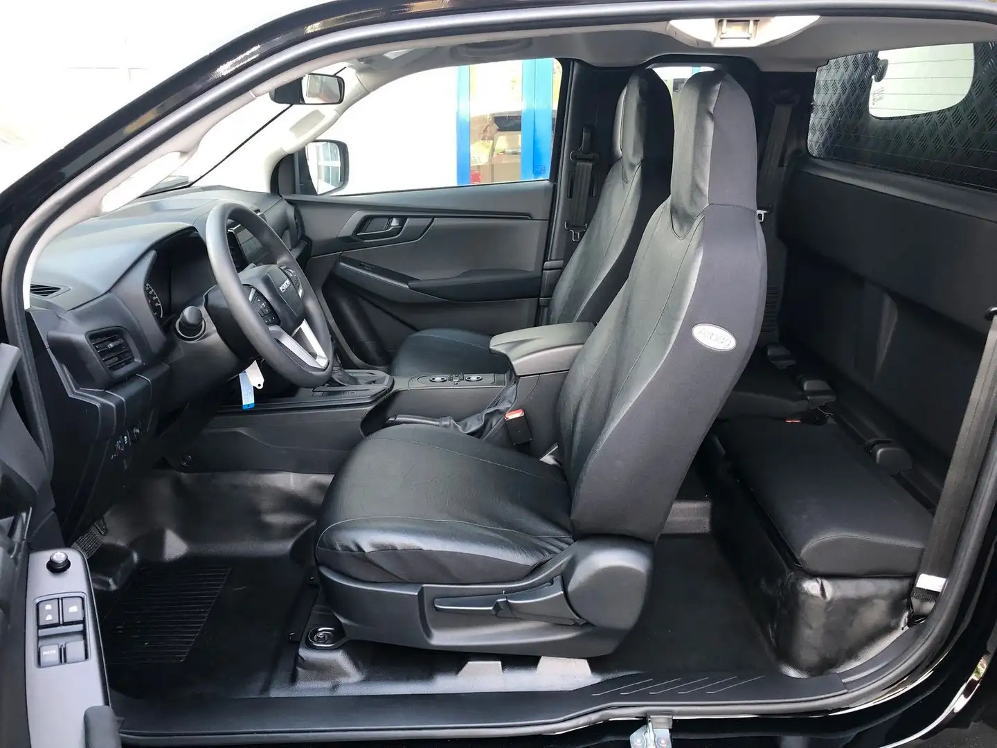 Isuzu D-Max Space Cab L AT mit Systemkoffer Modell 23 Fekete - 2