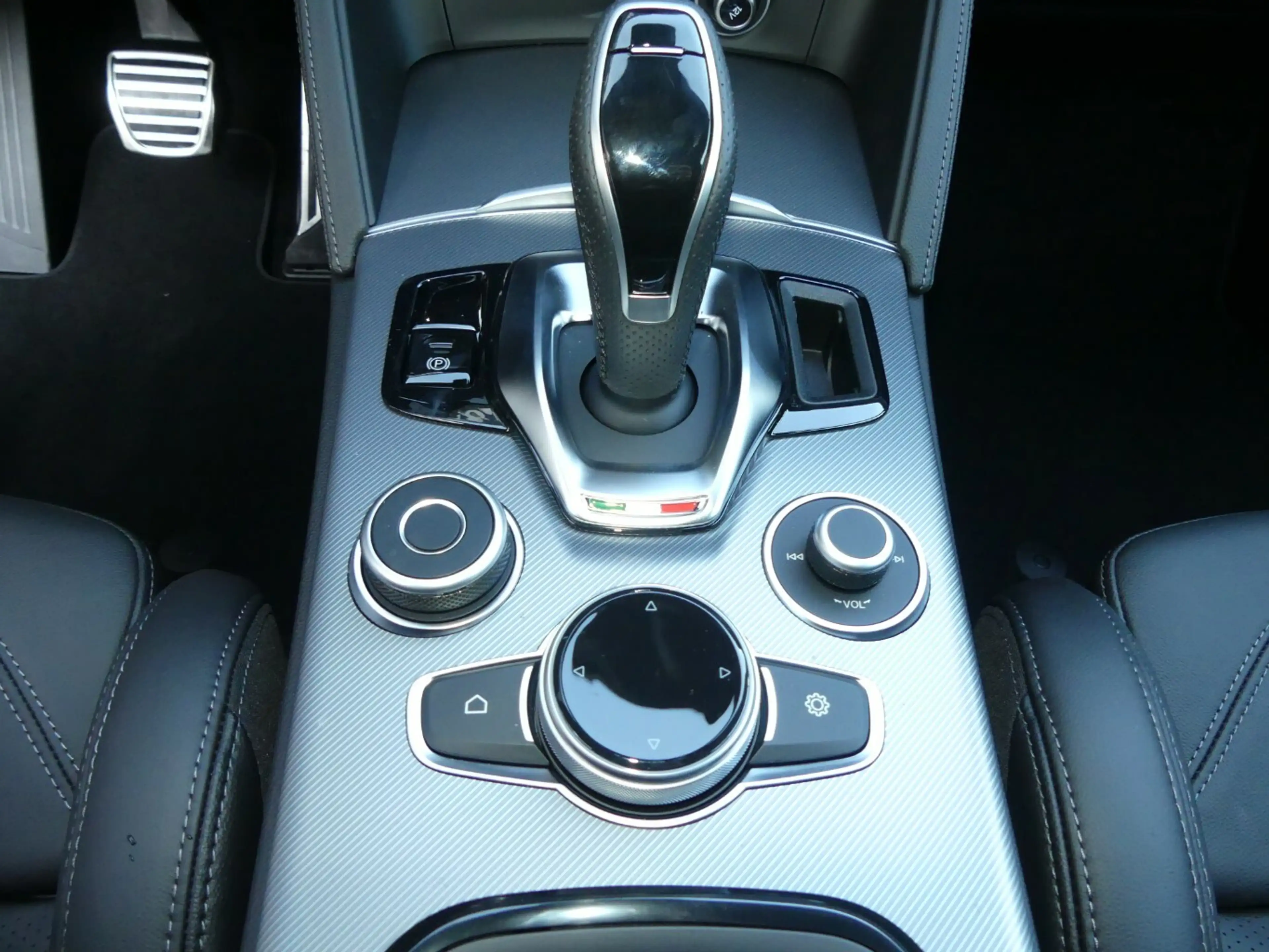 Alfa Romeo Stelvio Veloce 2.2 Diesel Q4-AT8 — photo 12