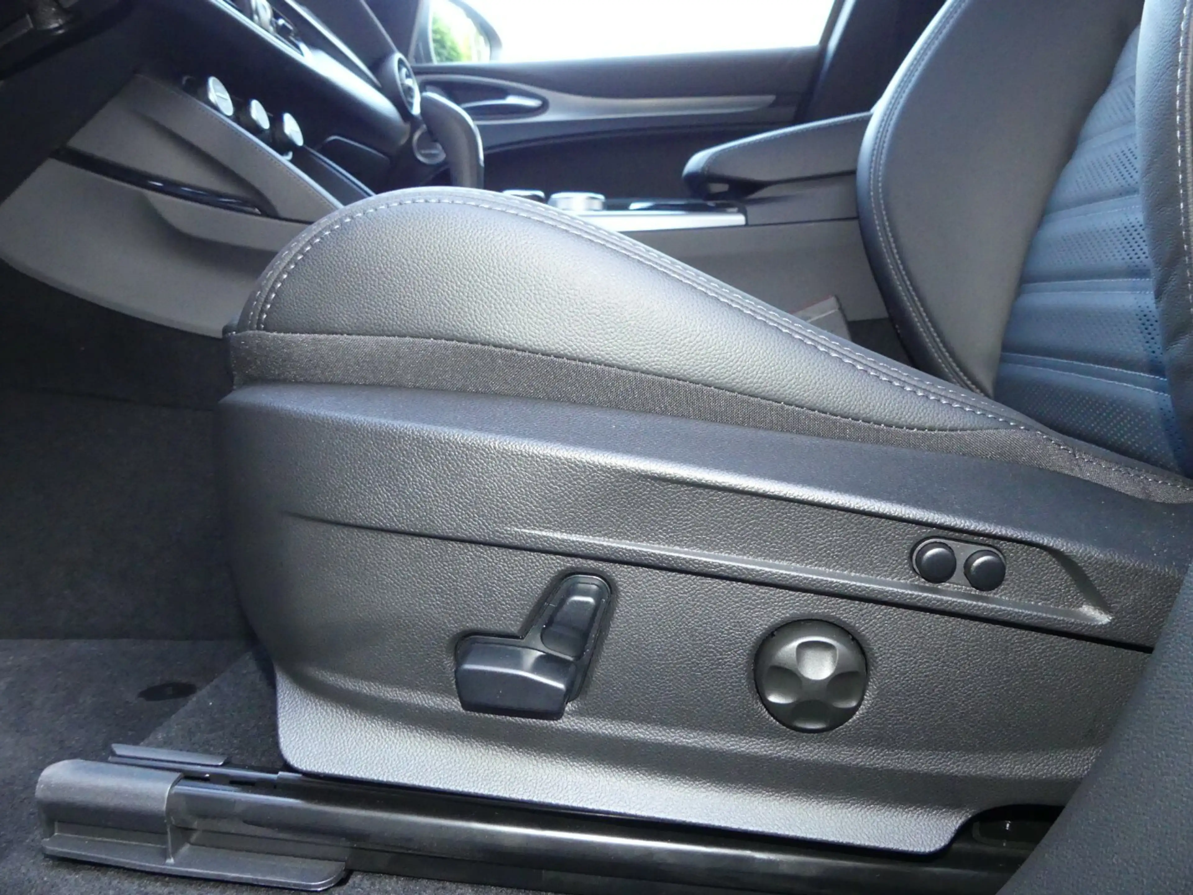 Alfa Romeo Stelvio Veloce 2.2 Diesel Q4-AT8 — photo 9