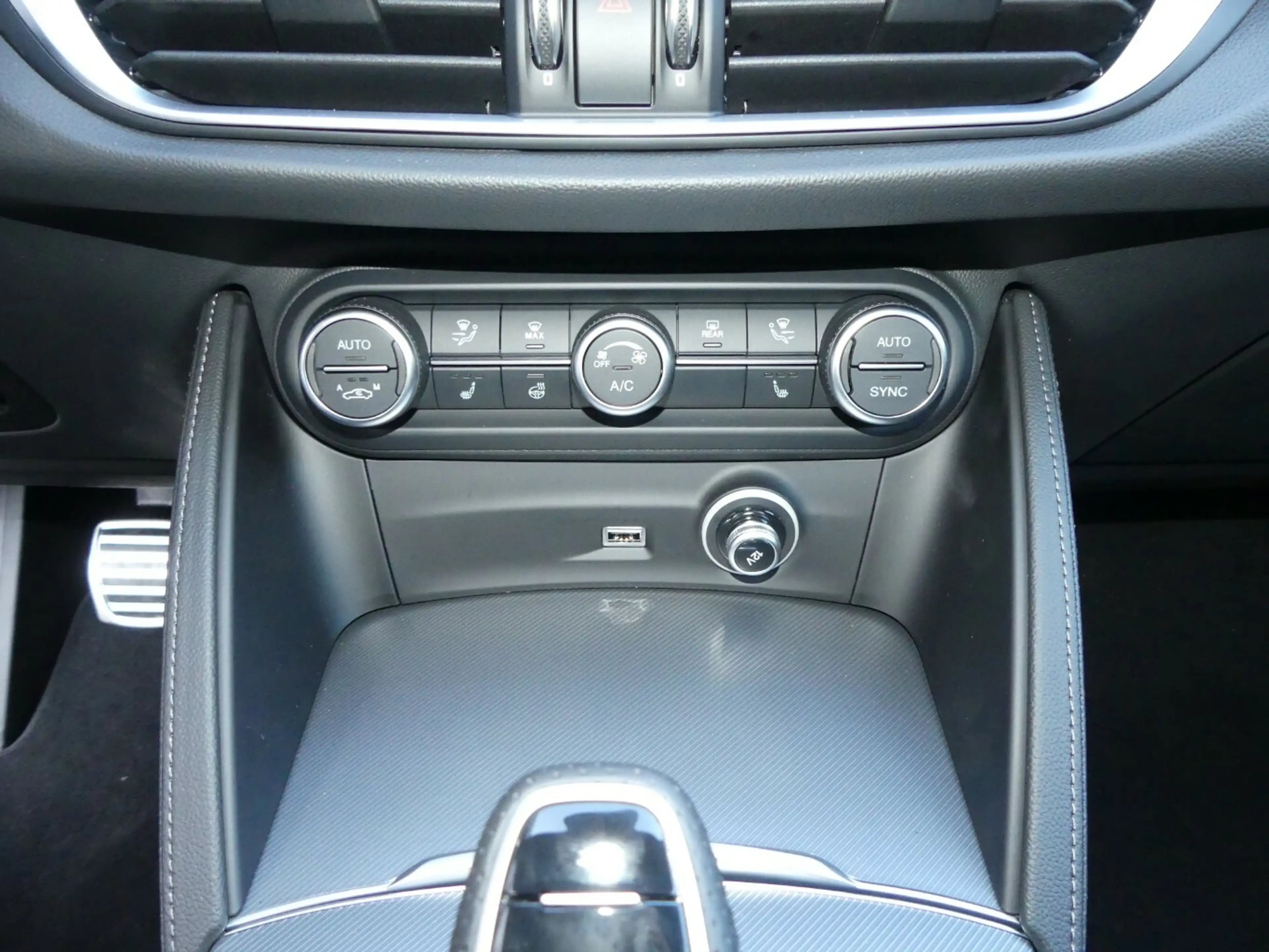 Alfa Romeo Stelvio Veloce 2.2 Diesel Q4-AT8 — photo 11
