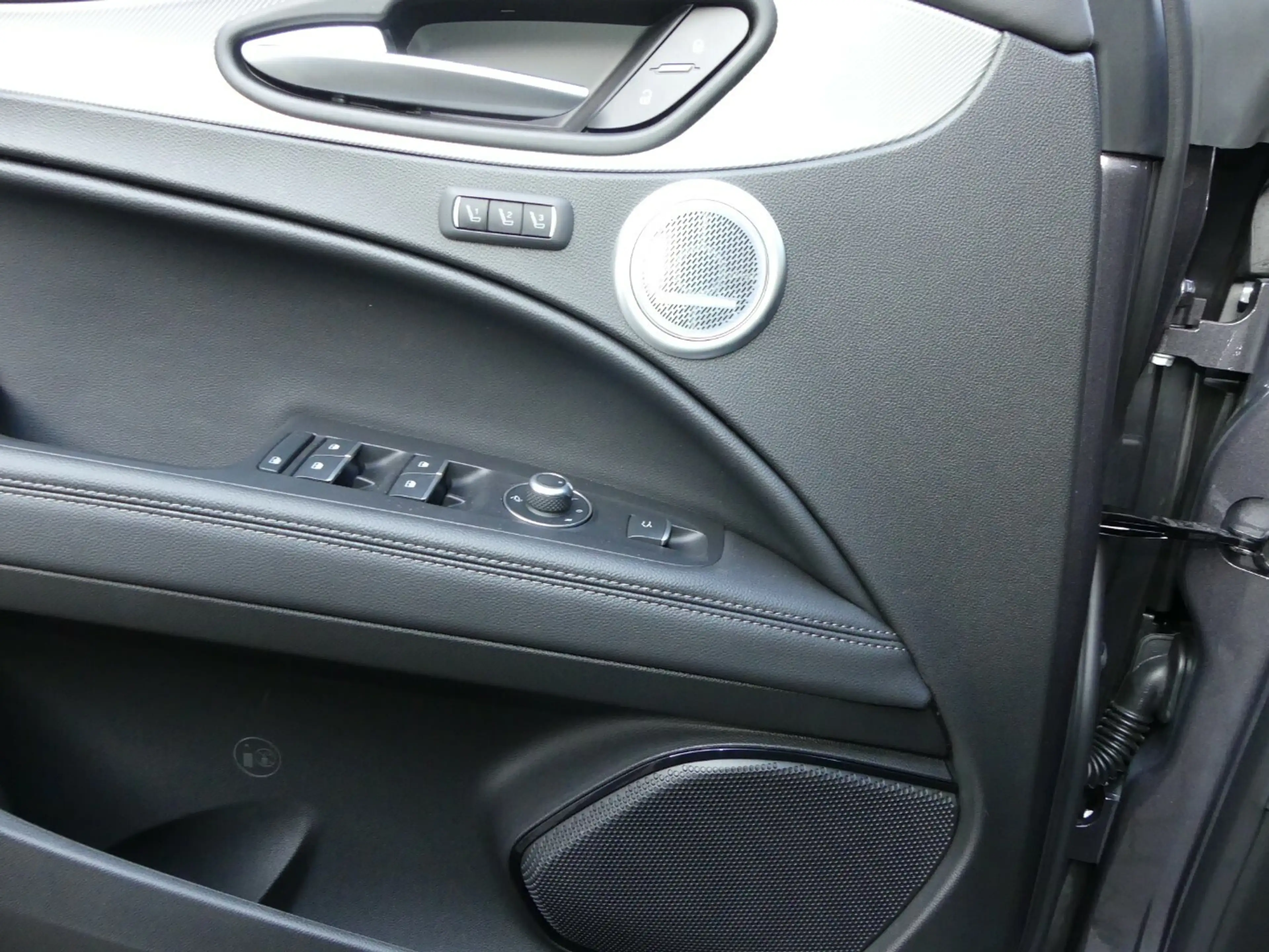 Alfa Romeo Stelvio Veloce 2.2 Diesel Q4-AT8 — photo 10