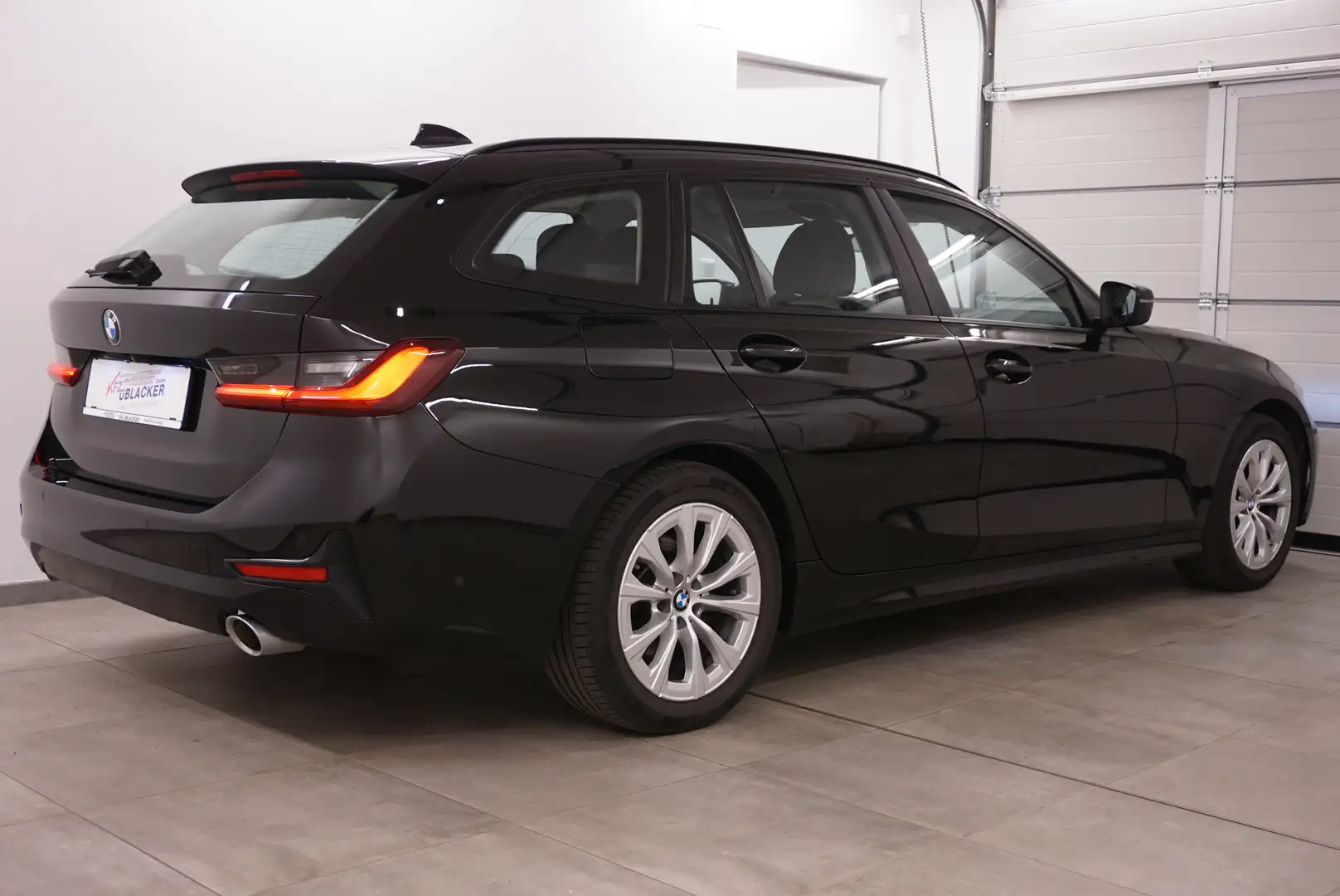 BMW 320 d // Abstandstempomat // Anhängervorrichtung Schwarz - 2